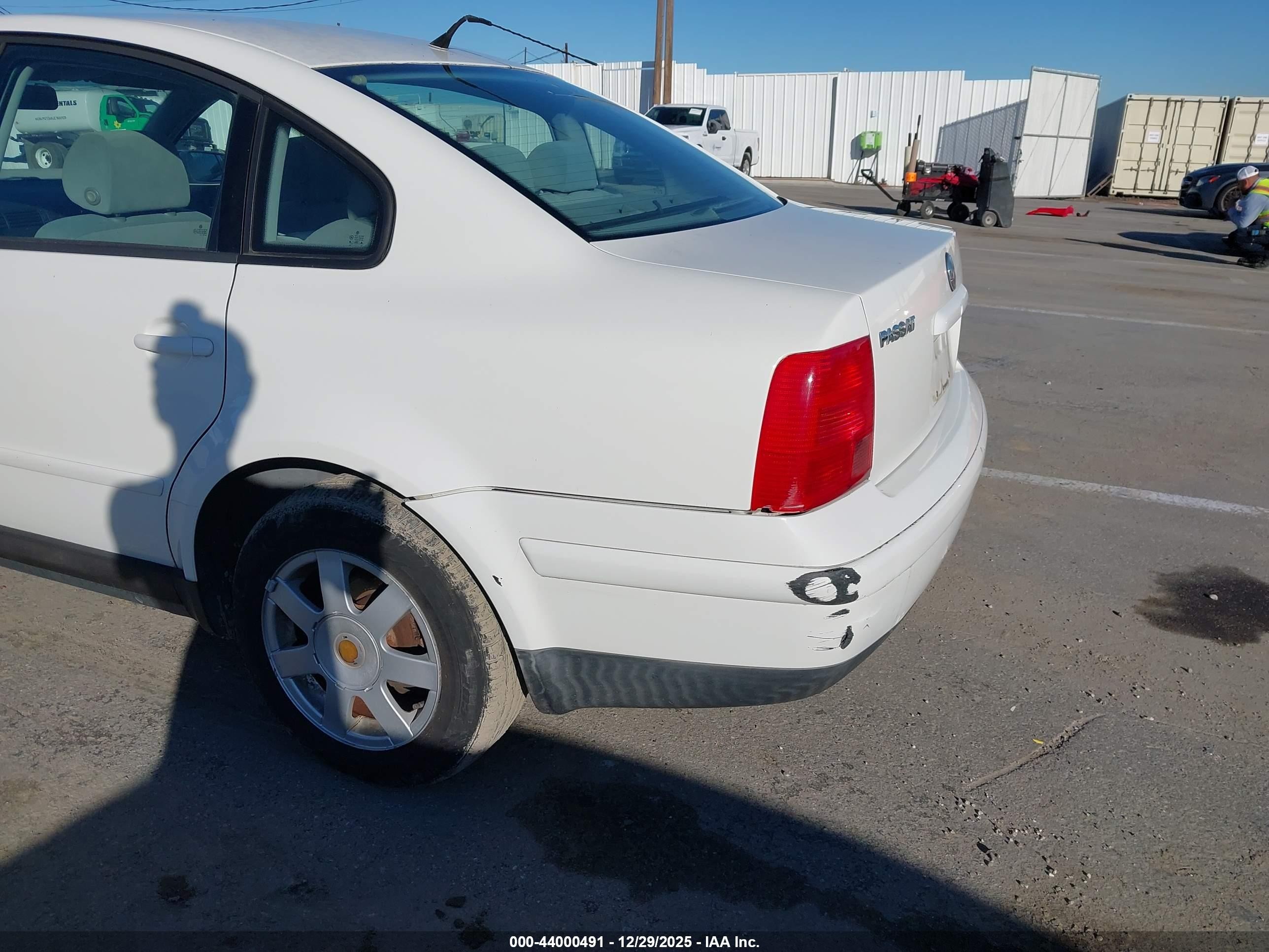 2000 Volkswagen Passat Gls White vin: WVWMA23B5YP304547