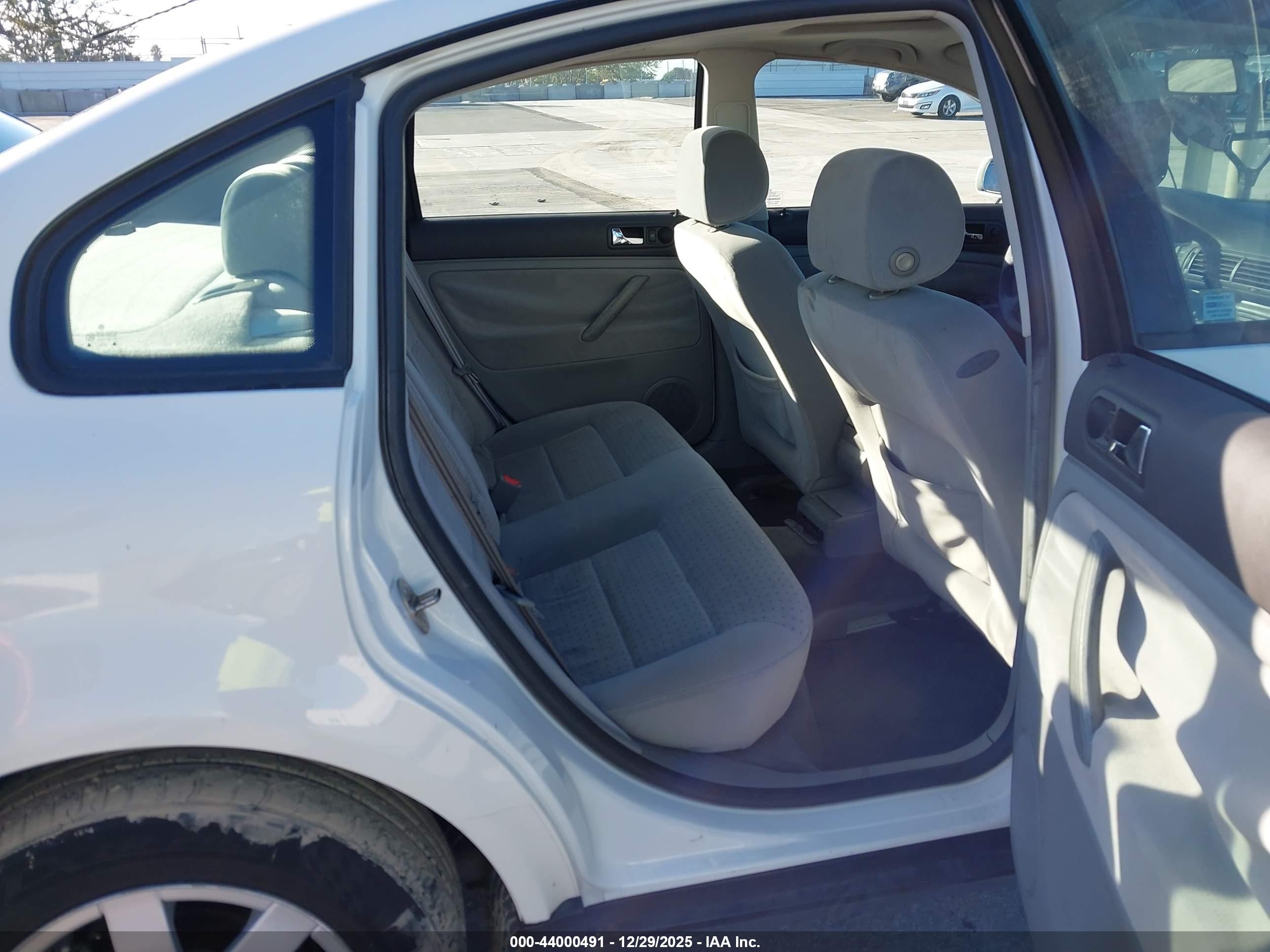 2000 Volkswagen Passat Gls White vin: WVWMA23B5YP304547