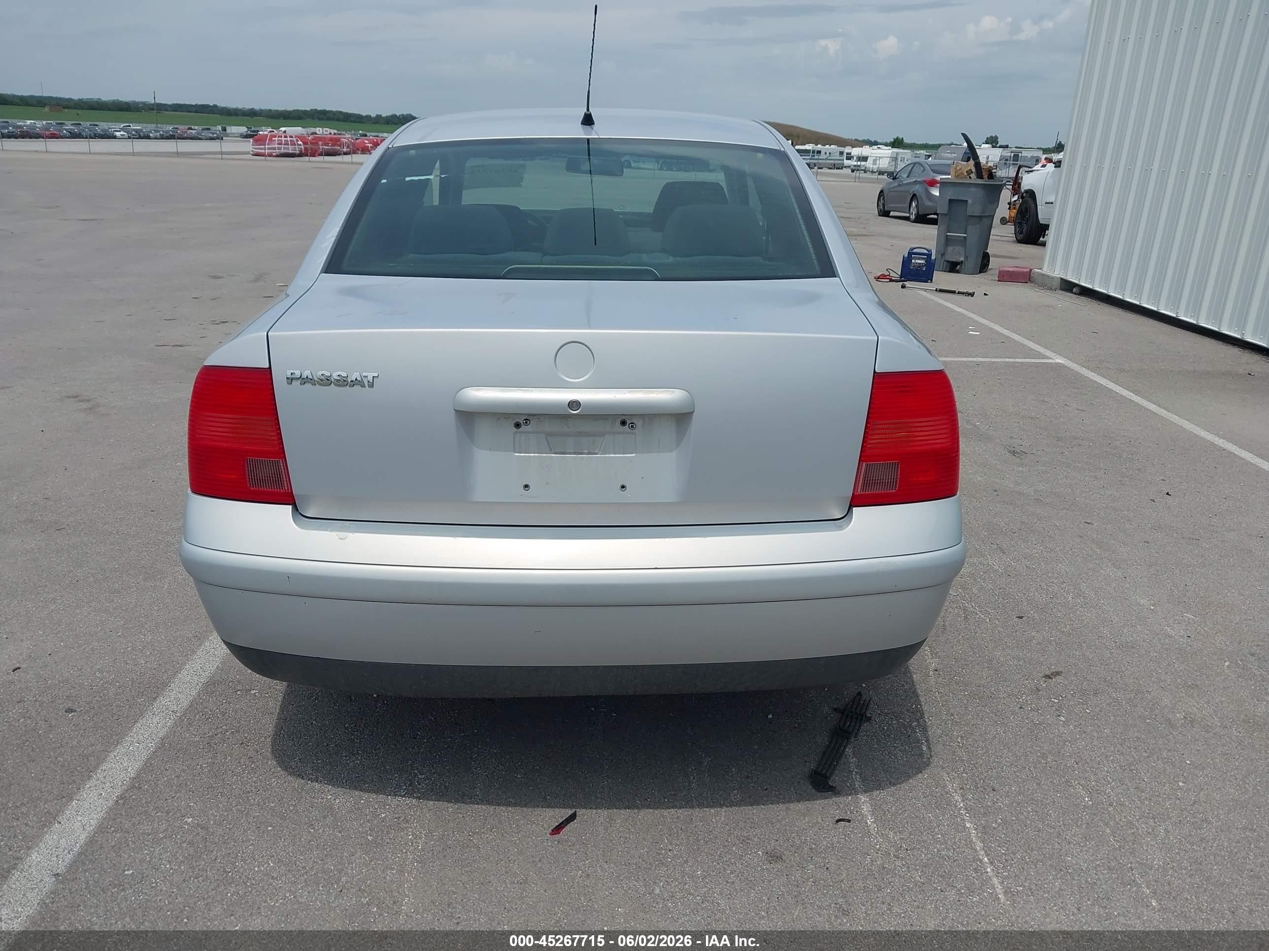 1999 Volkswagen Passat Gls Silver vin: WVWMA63B1XE424685