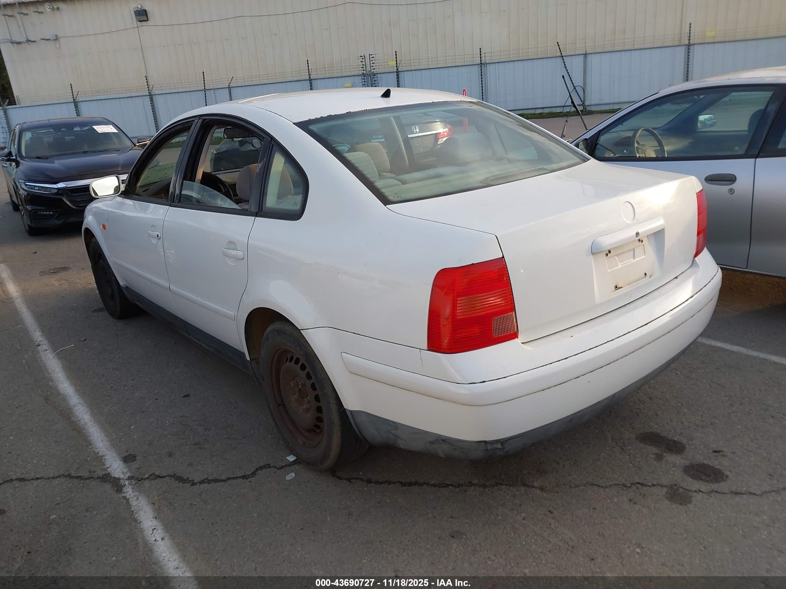 1998 Volkswagen Passat Gls White vin: WVWMA63B9WE119997