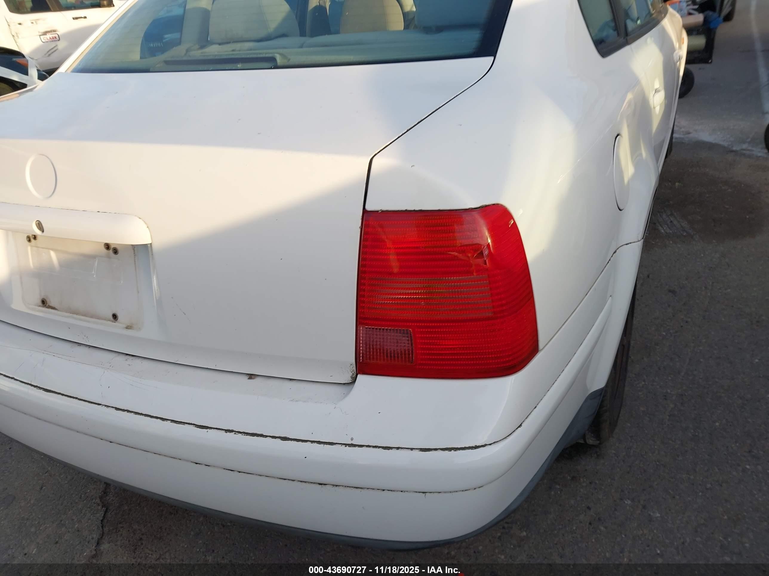 1998 Volkswagen Passat Gls White vin: WVWMA63B9WE119997