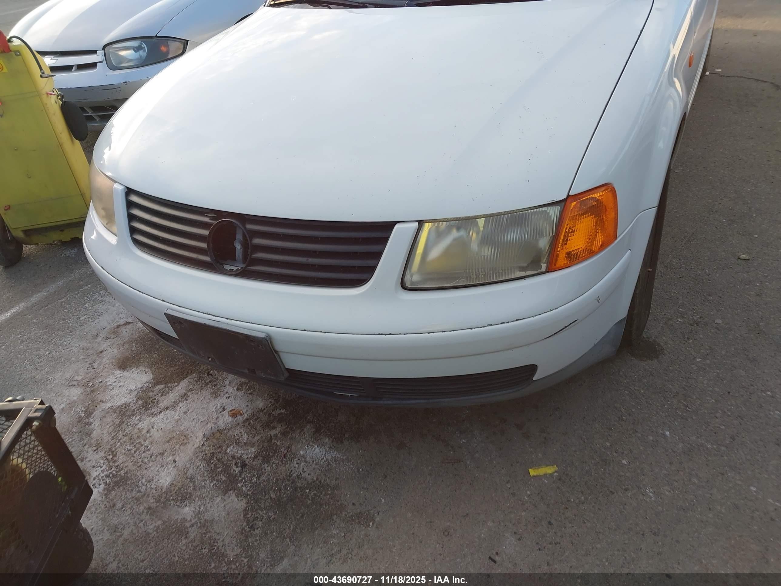 1998 Volkswagen Passat Gls White vin: WVWMA63B9WE119997