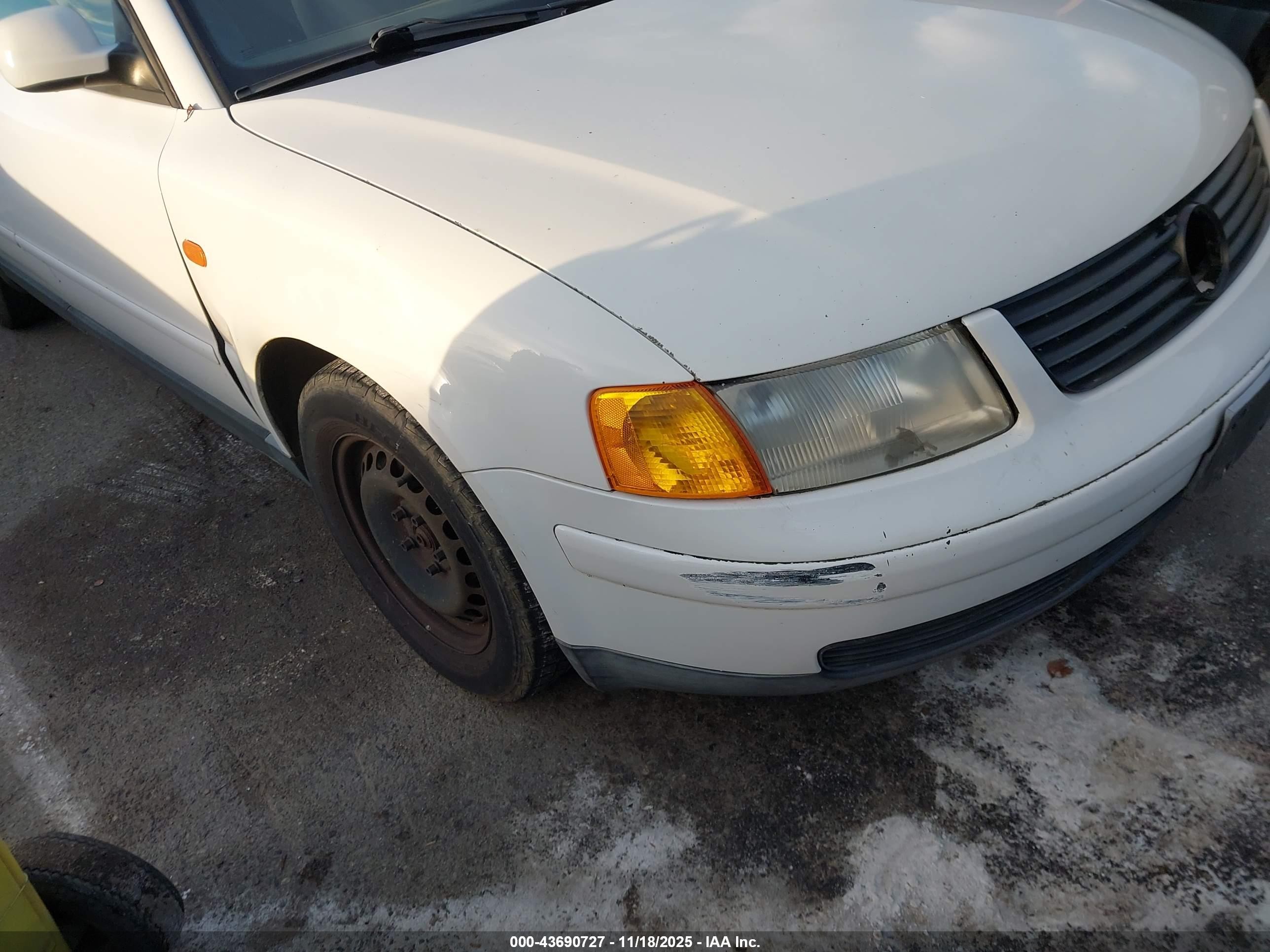 1998 Volkswagen Passat Gls White vin: WVWMA63B9WE119997