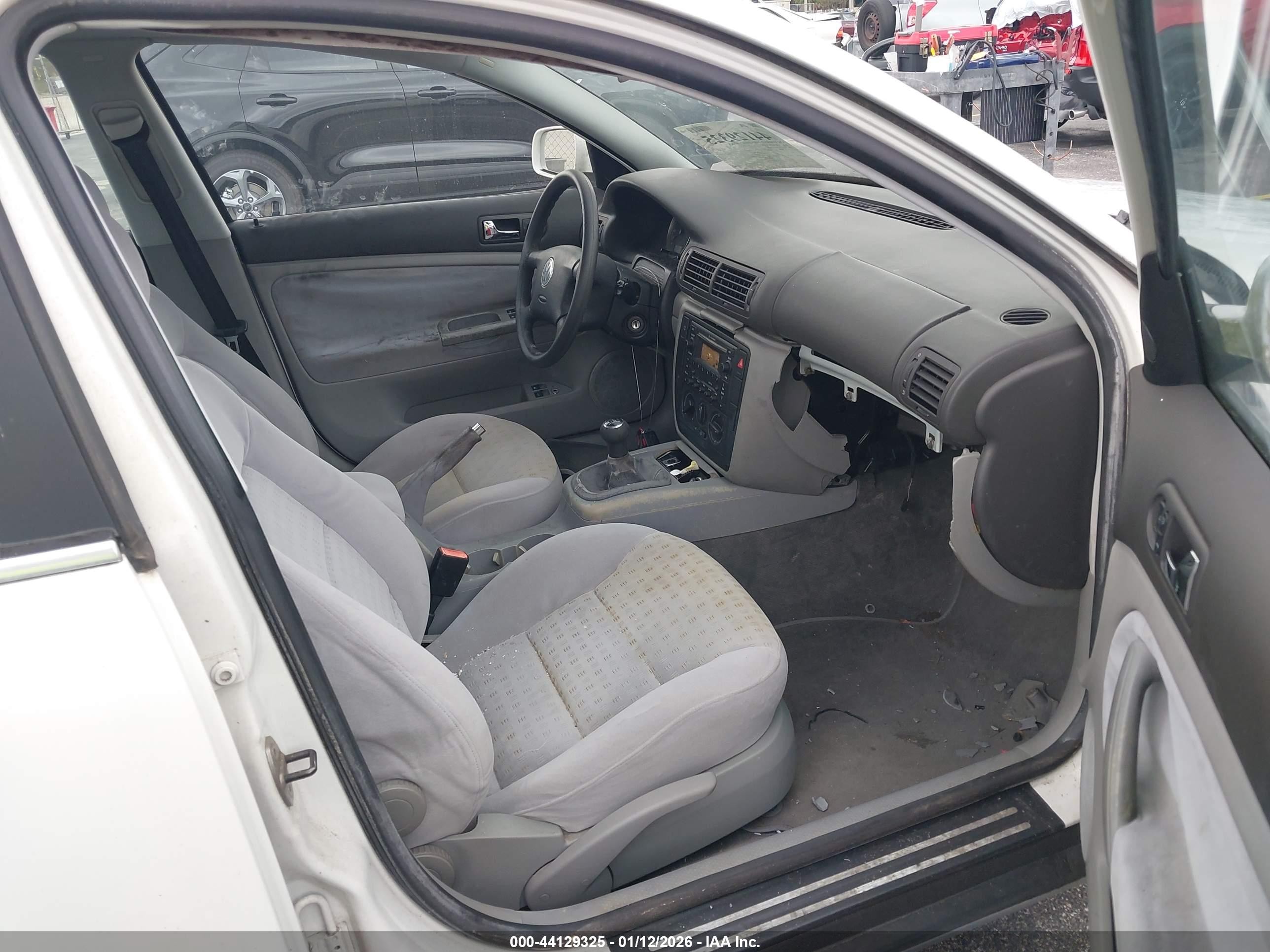 2004 Volkswagen Passat Gl White vin: WVWMD63B54E076389