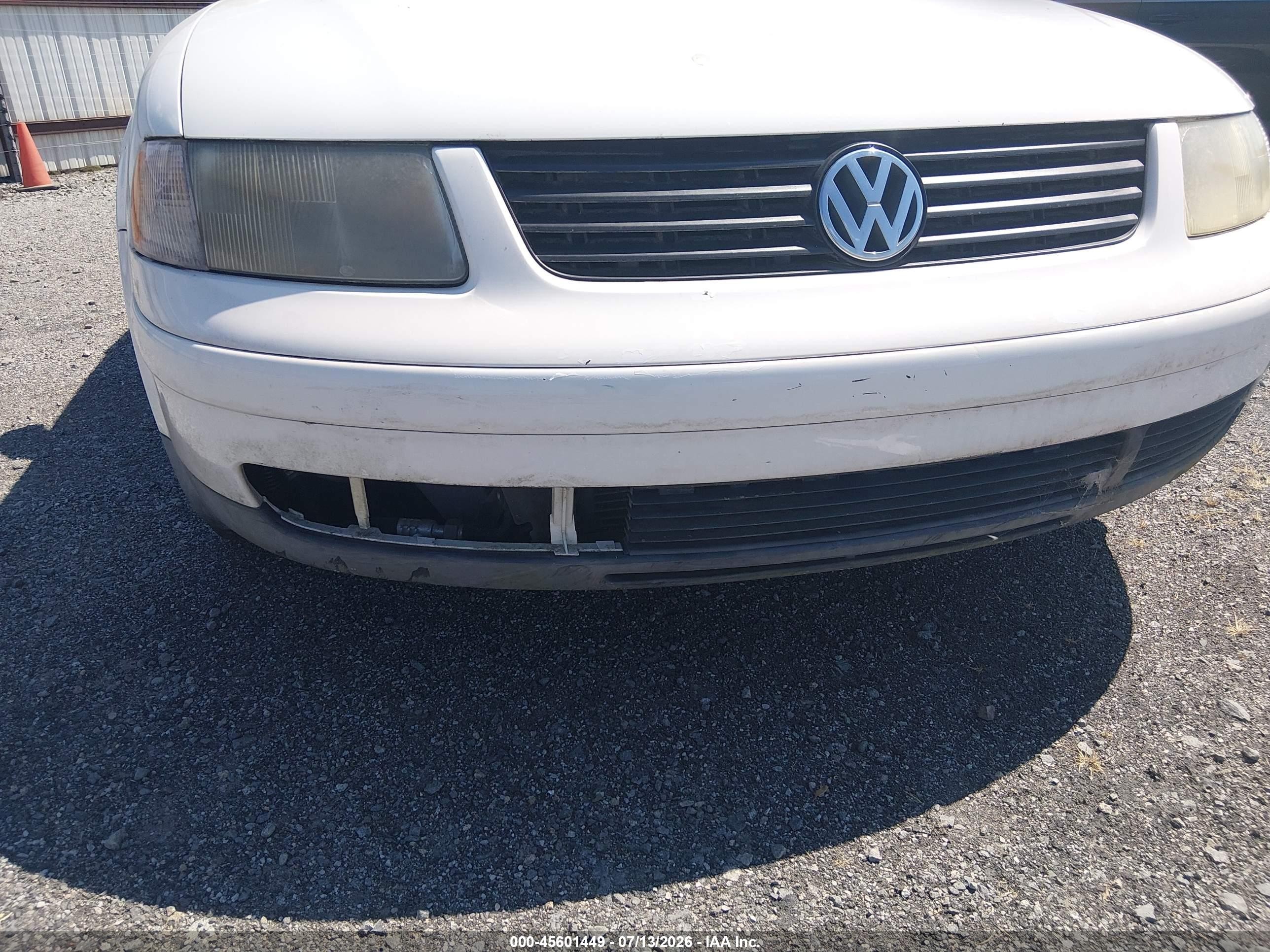 1999 Volkswagen Passat Gls White vin: WVWNA63B4XE412552