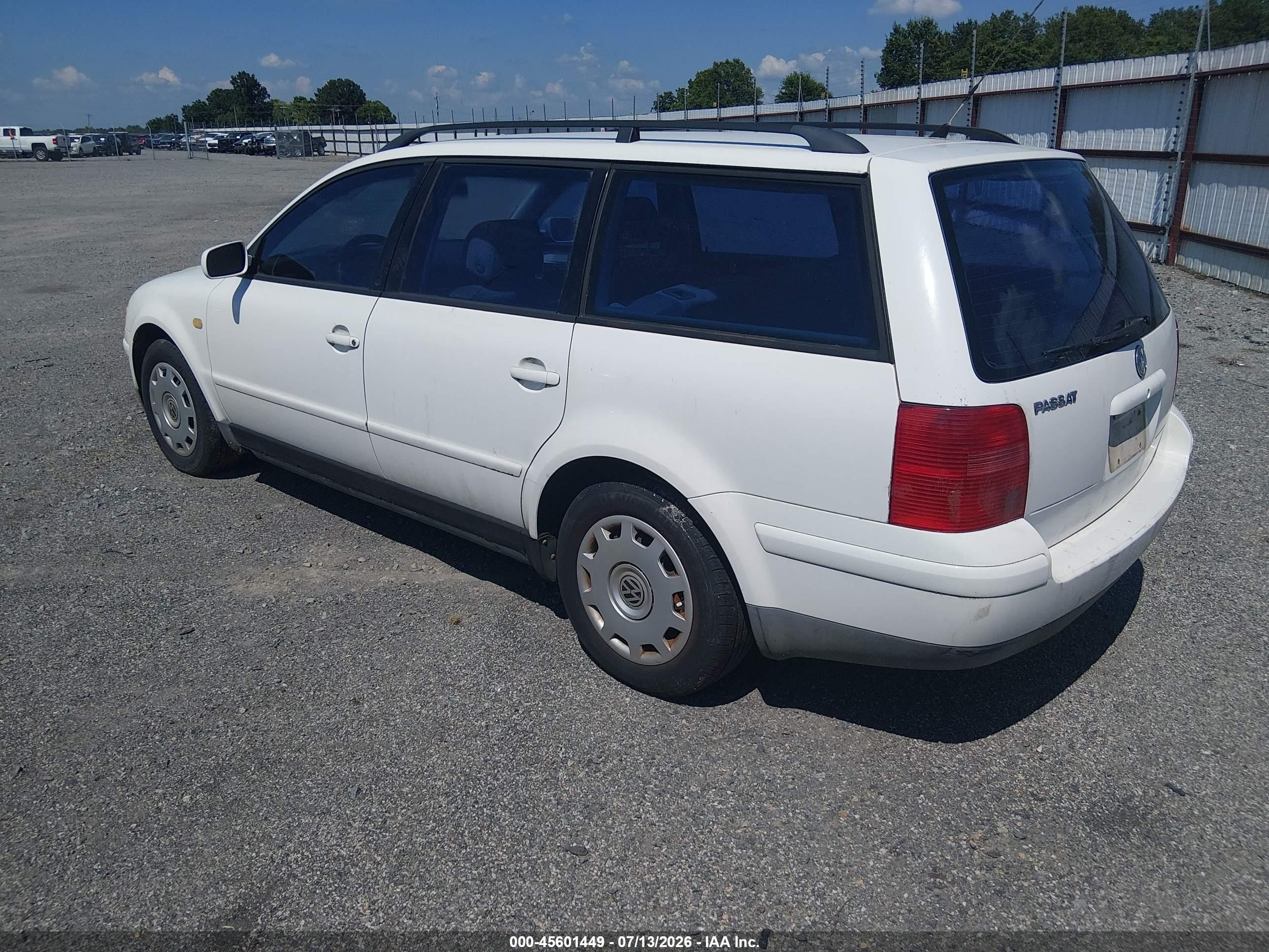 1999 Volkswagen Passat Gls White vin: WVWNA63B4XE412552