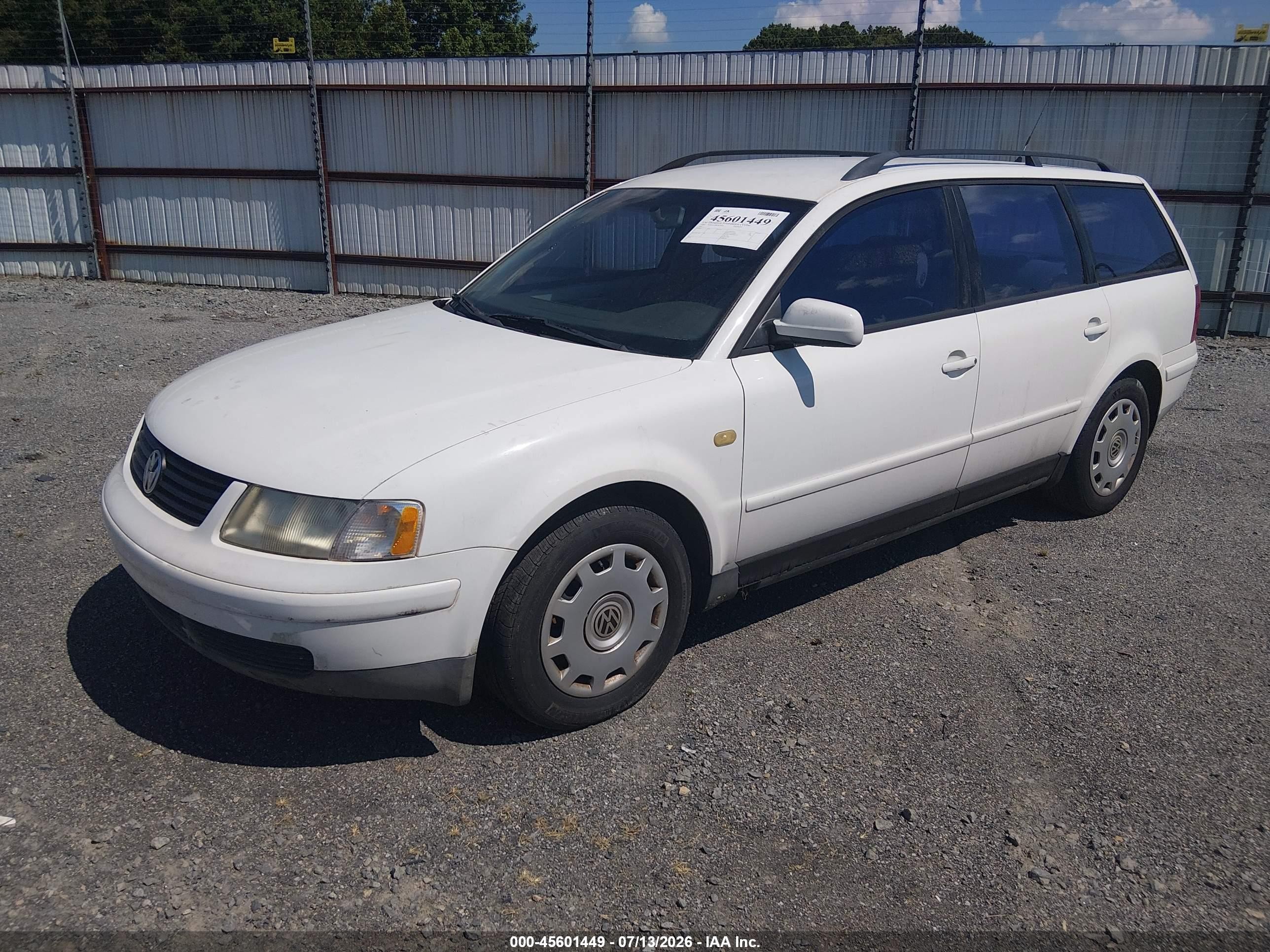 1999 Volkswagen Passat Gls White vin: WVWNA63B4XE412552