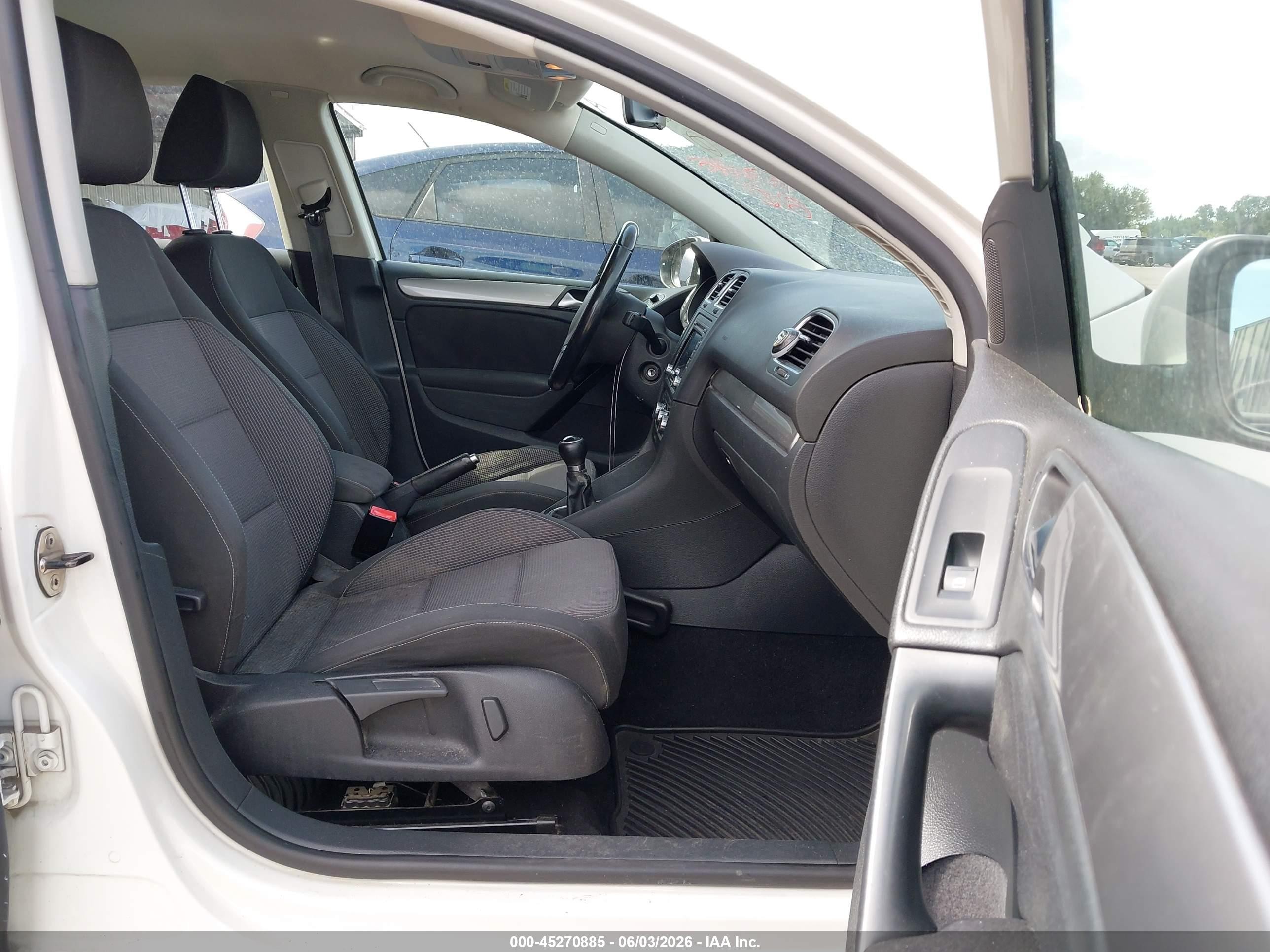 2011 Volkswagen Golf Tdi 4-door White vin: WVWNM7AJ2BW011432