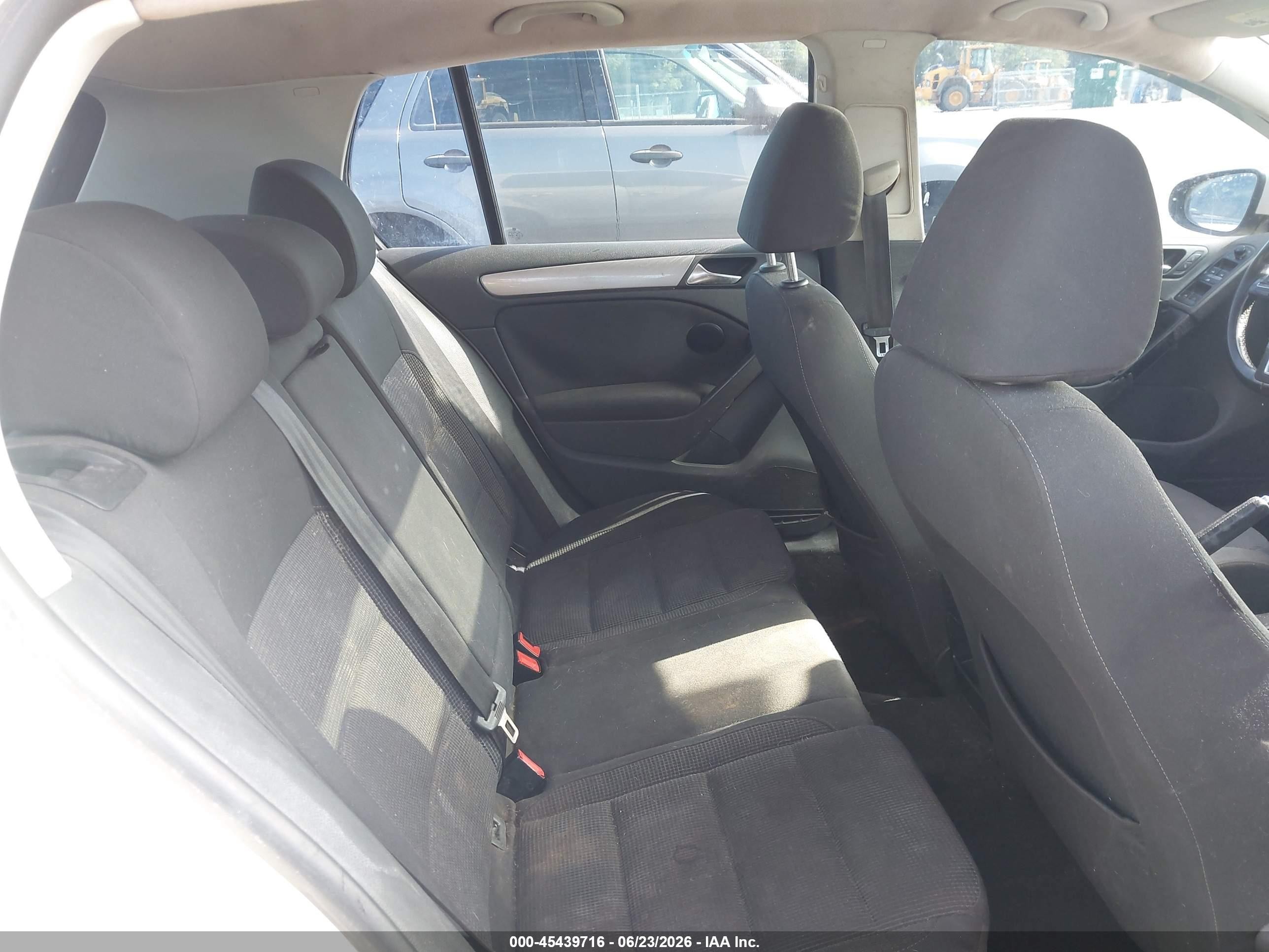 2012 Volkswagen Golf Tdi 4-door White vin: WVWNM7AJ2CW035862