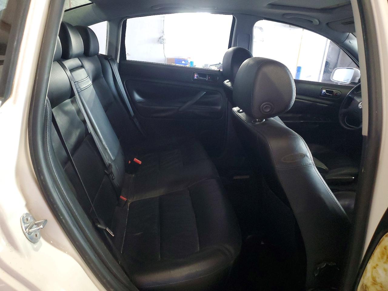 2002 Volkswagen Passat Gls White vin: WVWPD63B02P172106