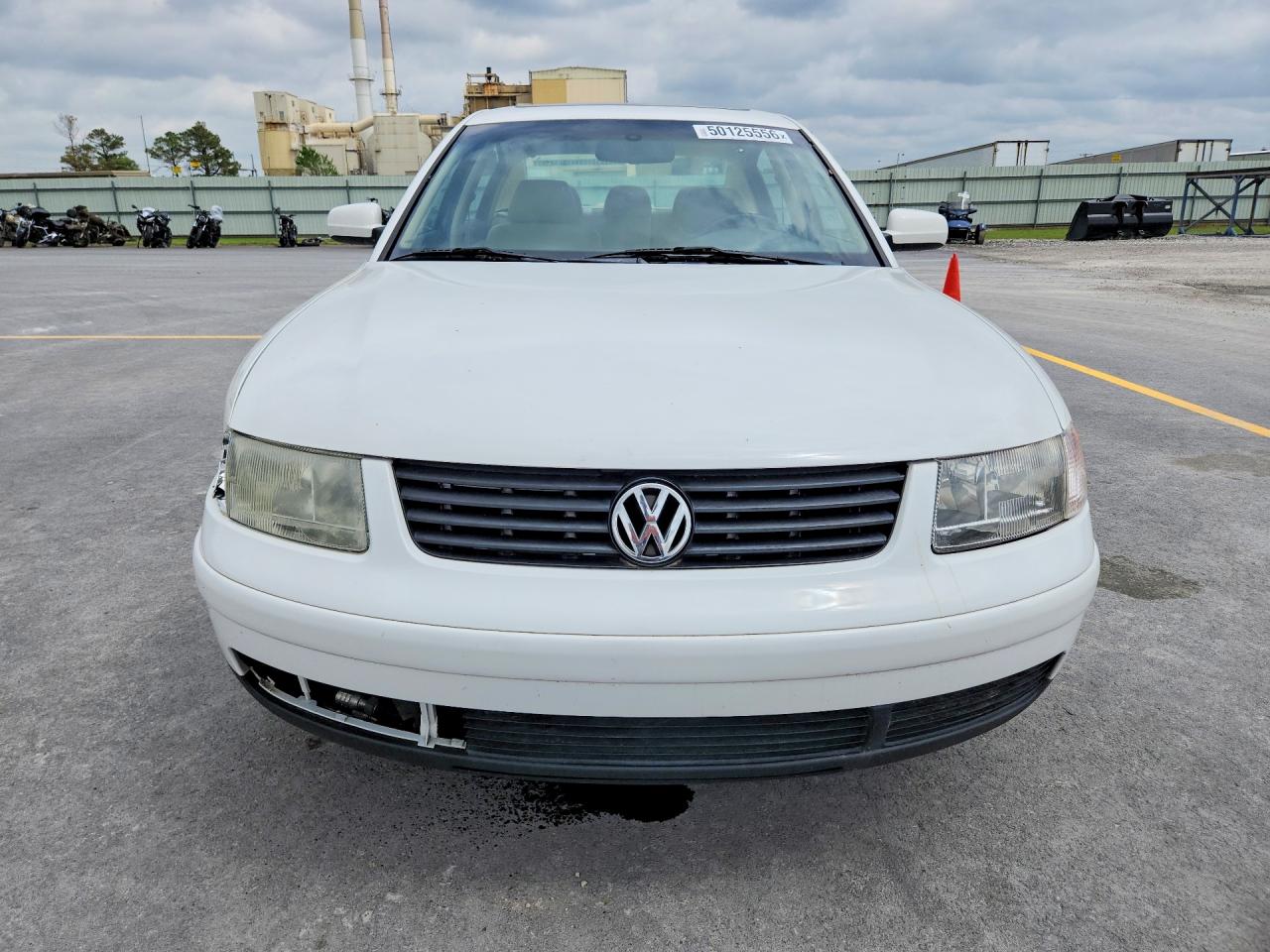 1999 Volkswagen Passat Glx White vin: WVWPD63B0XE491640