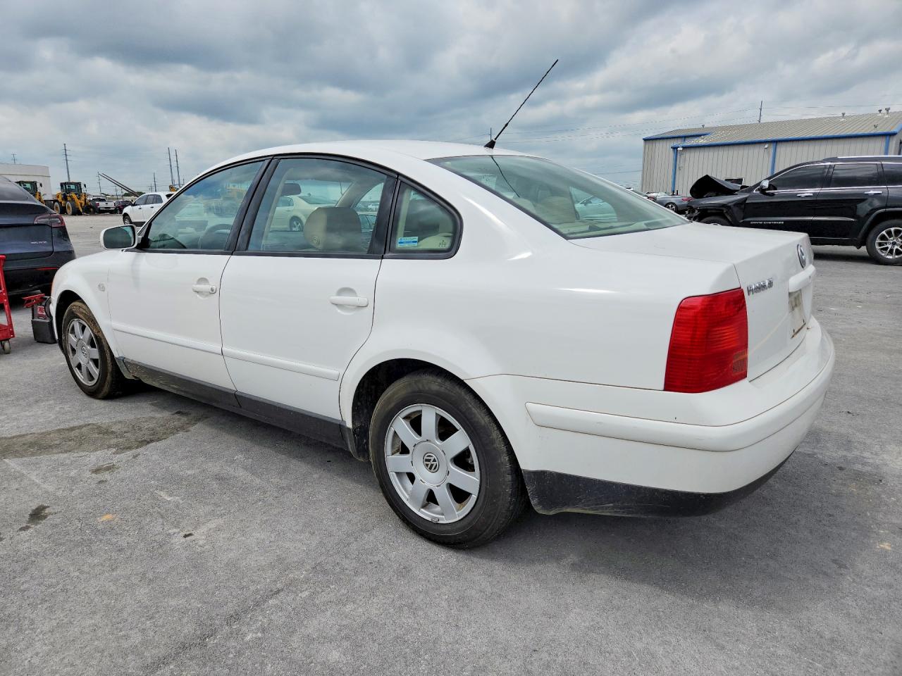 1999 Volkswagen Passat Glx White vin: WVWPD63B0XE491640