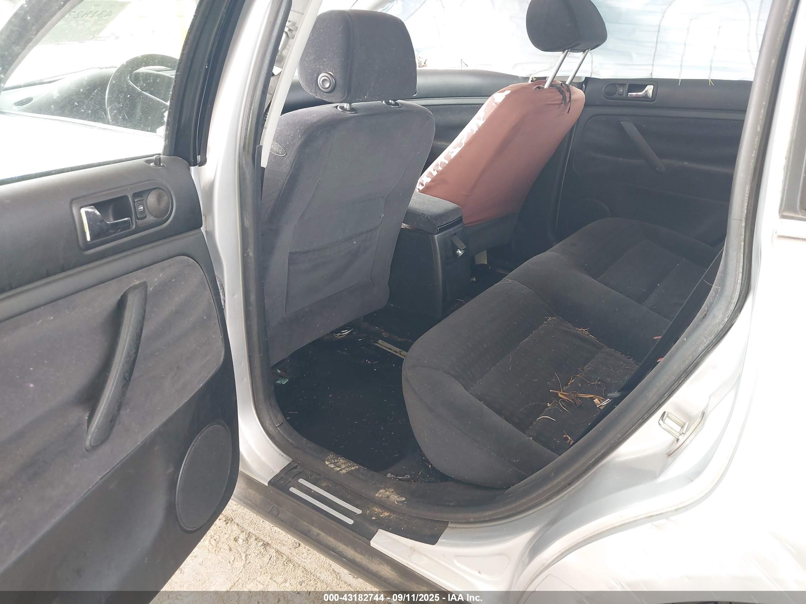 2002 Volkswagen Passat Gls Silver vin: WVWPD63B32P047892