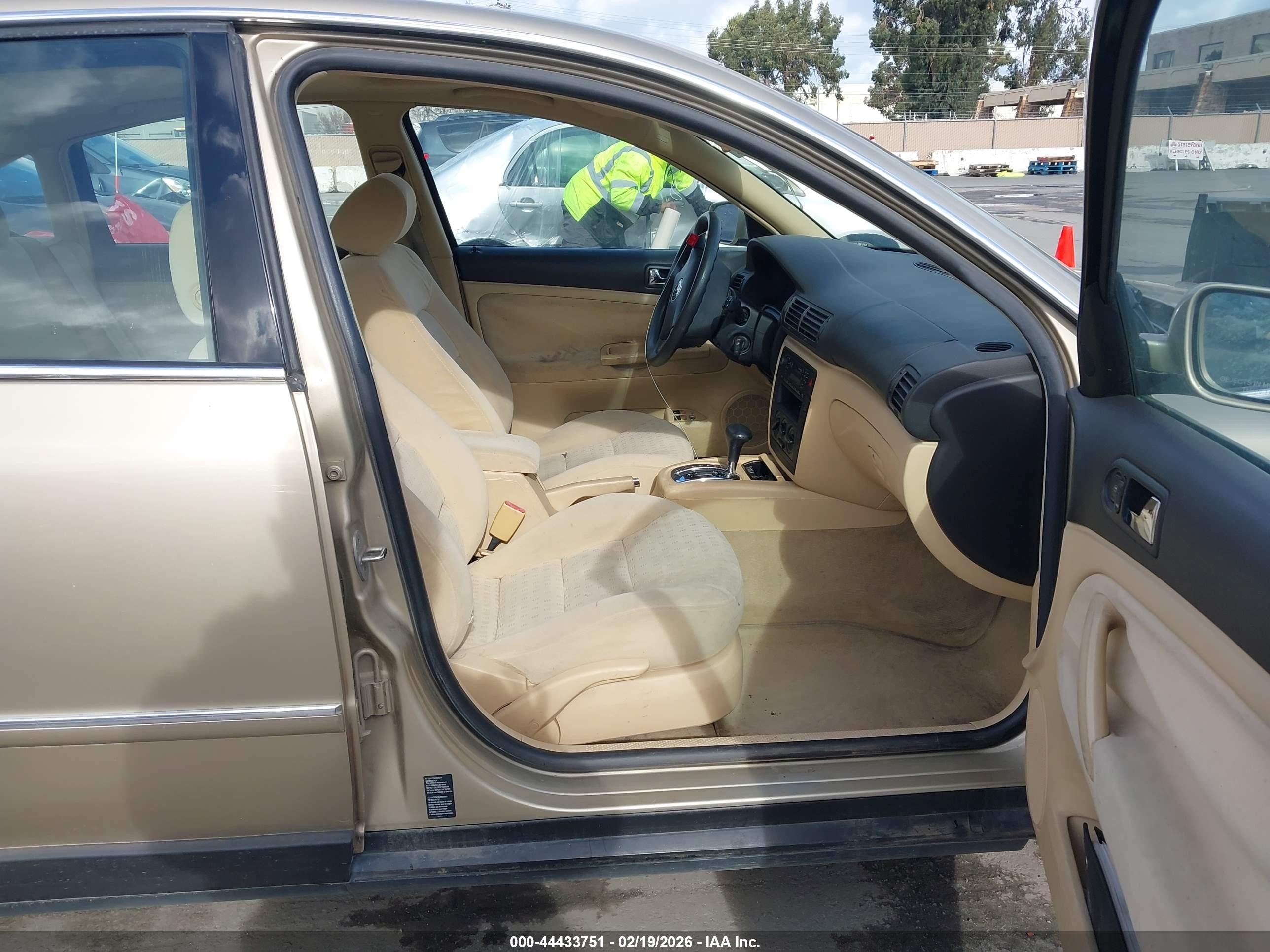 2001 Volkswagen Passat Gls Gold vin: WVWPD63B51E112431