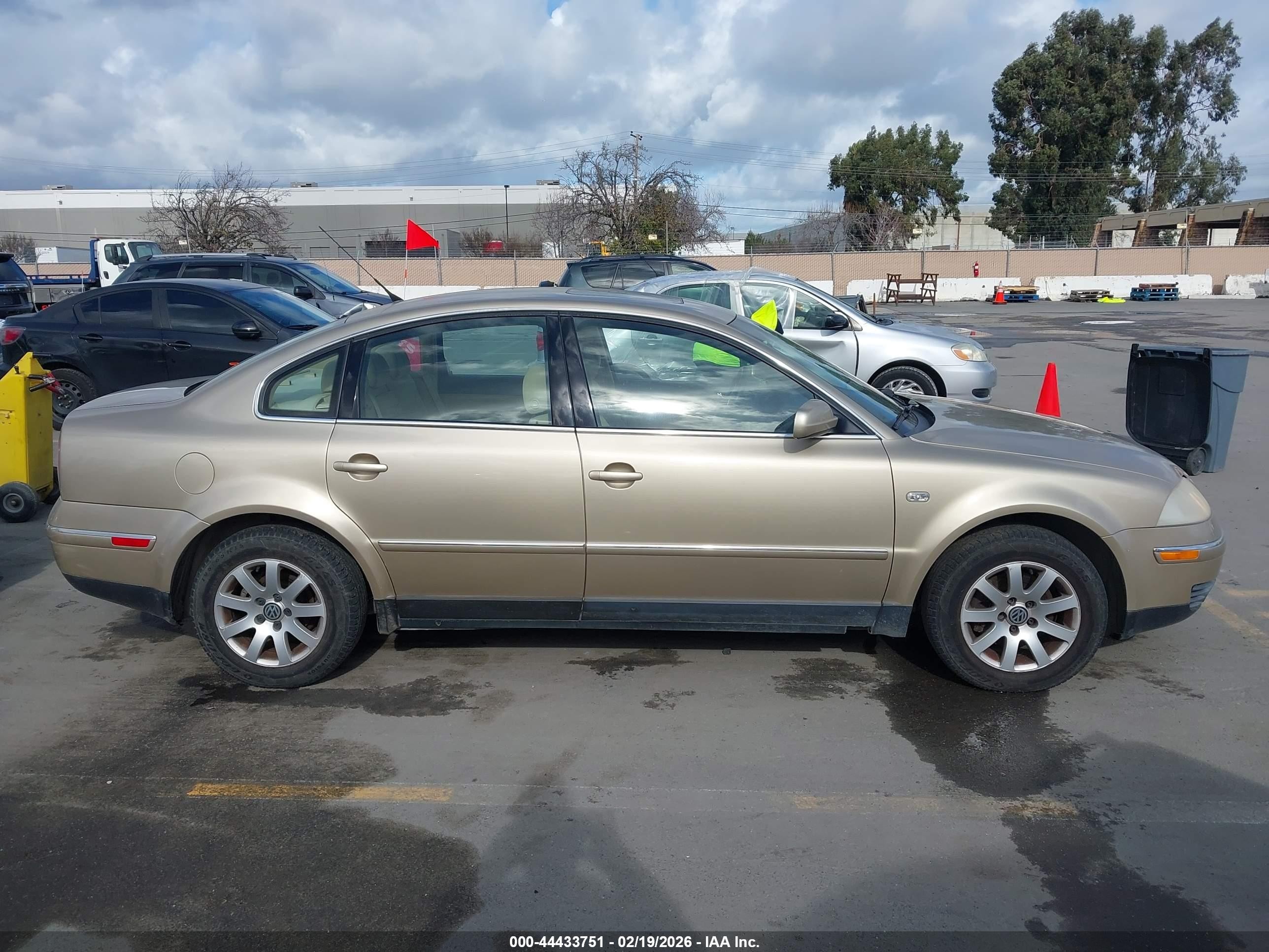 2001 Volkswagen Passat Gls Gold vin: WVWPD63B51E112431