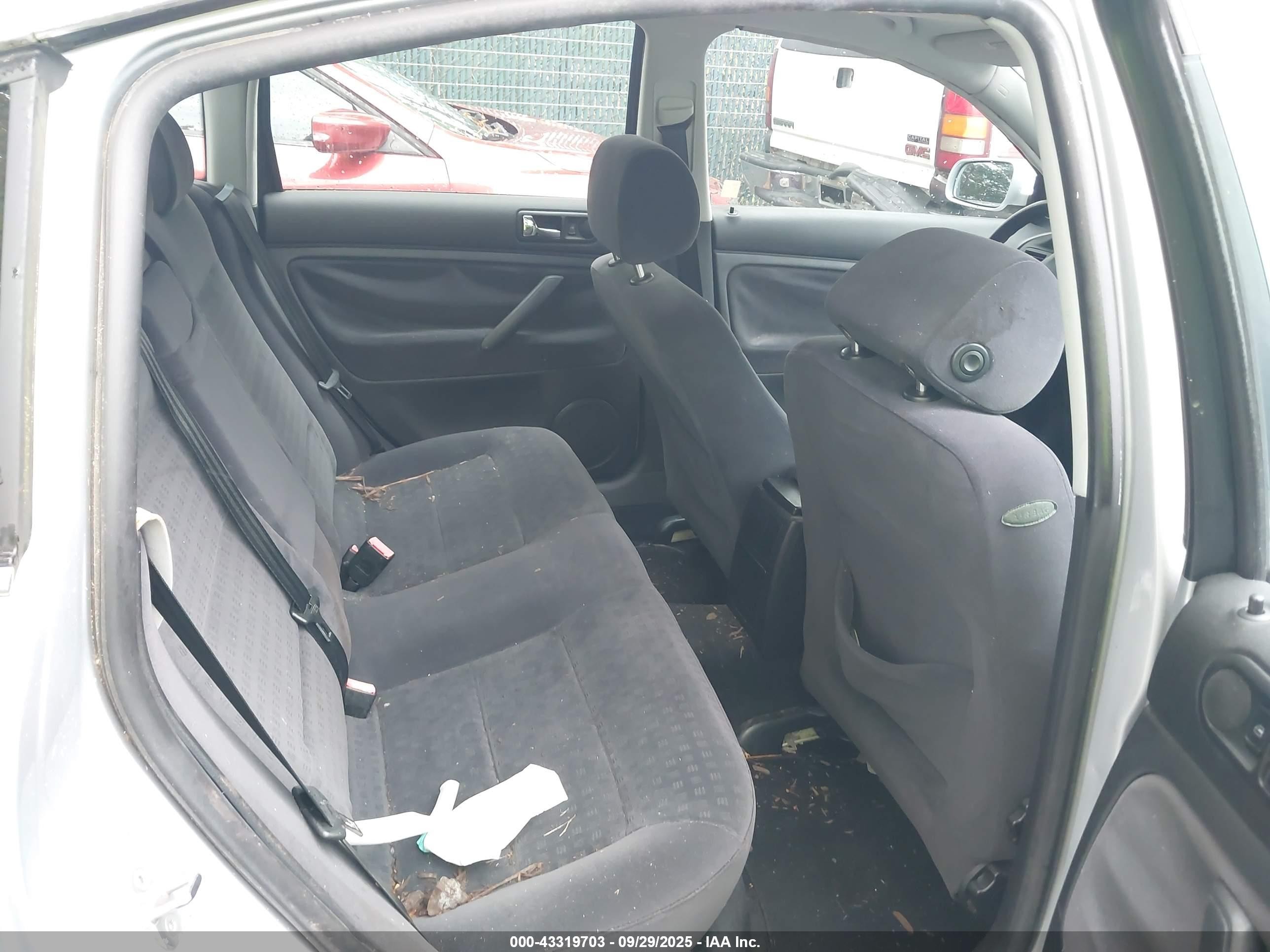 2001 Volkswagen Passat Gls Silver vin: WVWPD63B61P266215