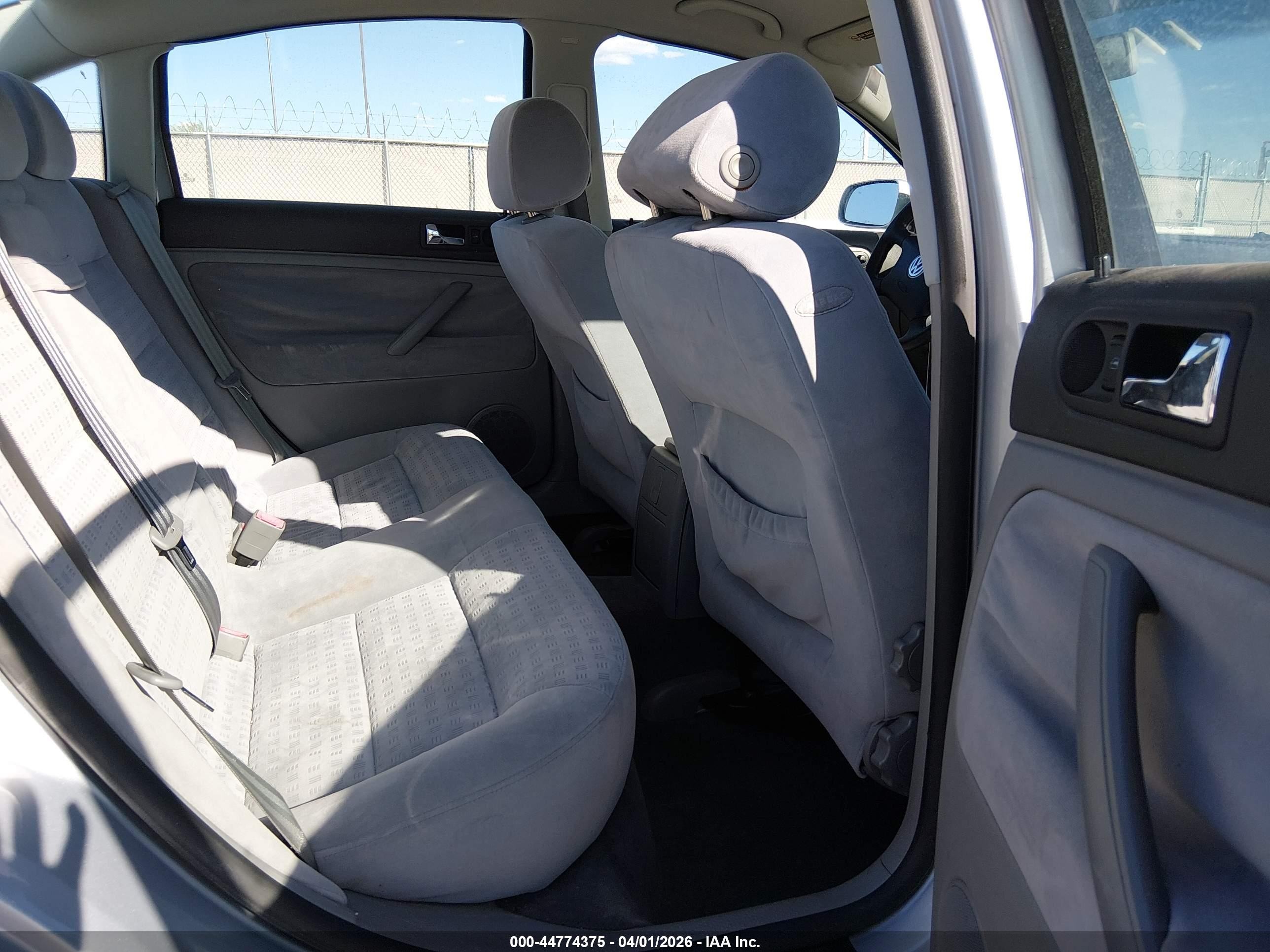 2002 Volkswagen Passat Gls Silver vin: WVWPD63B62P352979