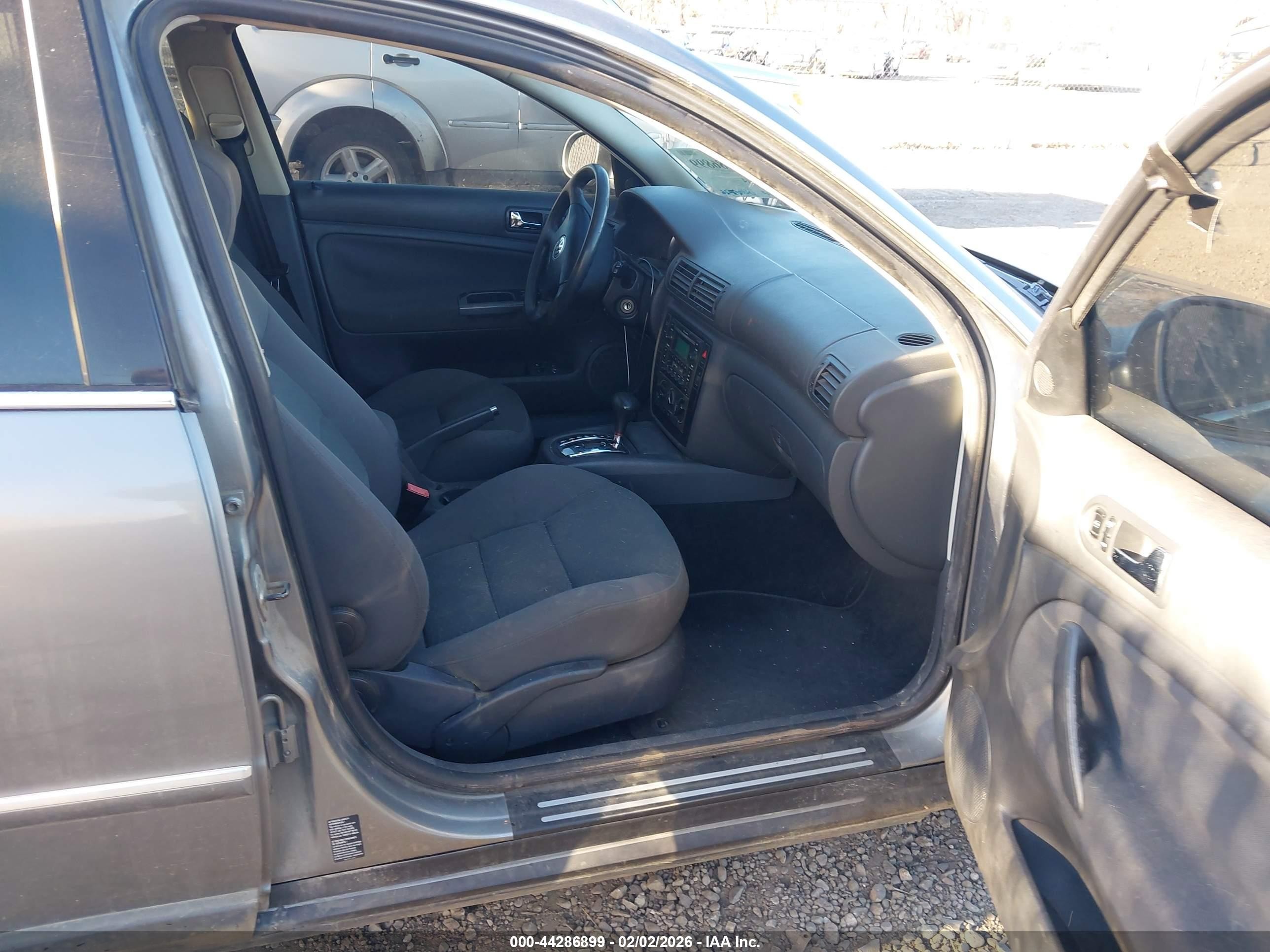 2004 Volkswagen Passat Gls Серебряный vin: WVWPD63B64E268885