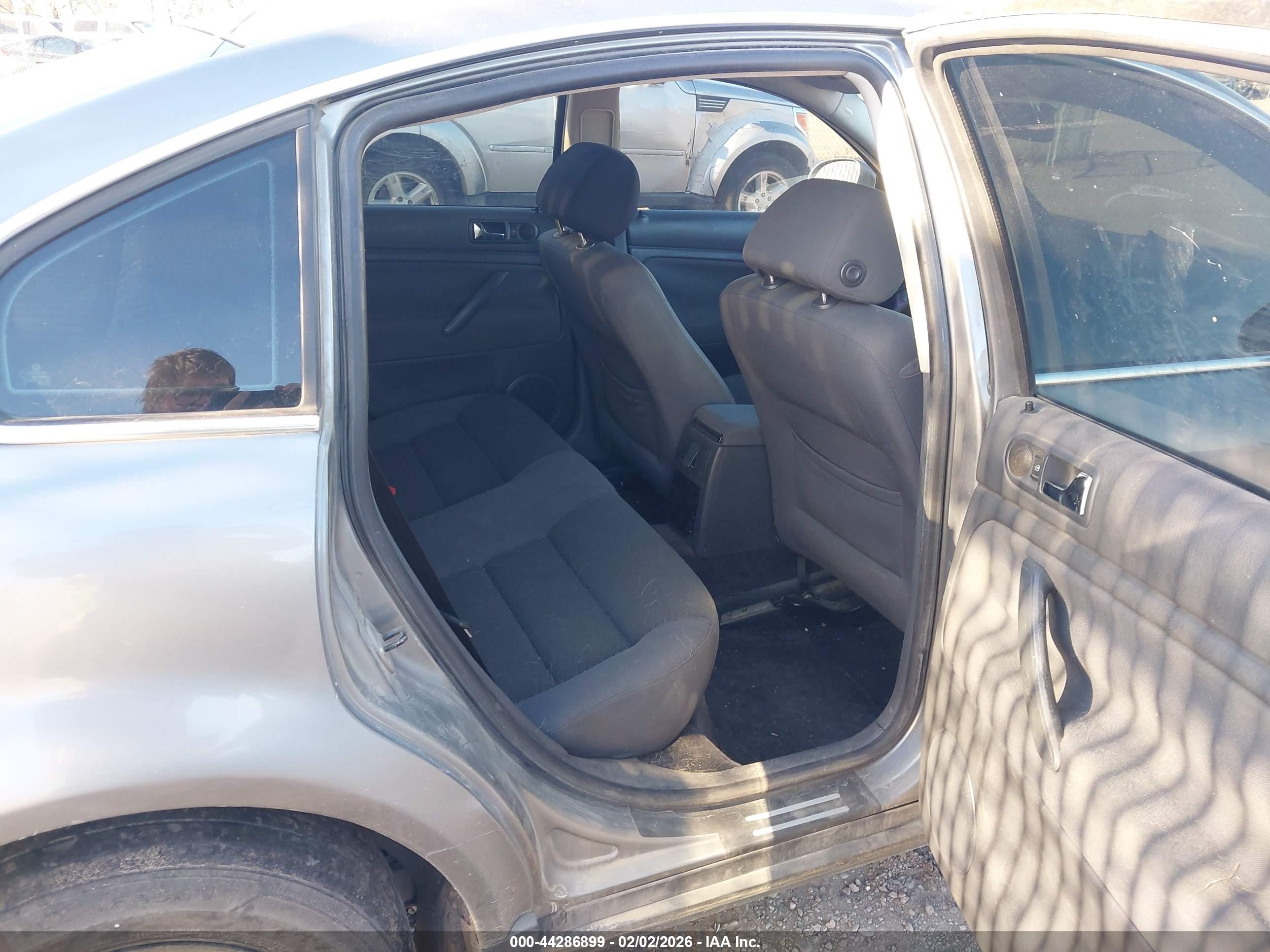 2004 Volkswagen Passat Gls Серебряный vin: WVWPD63B64E268885