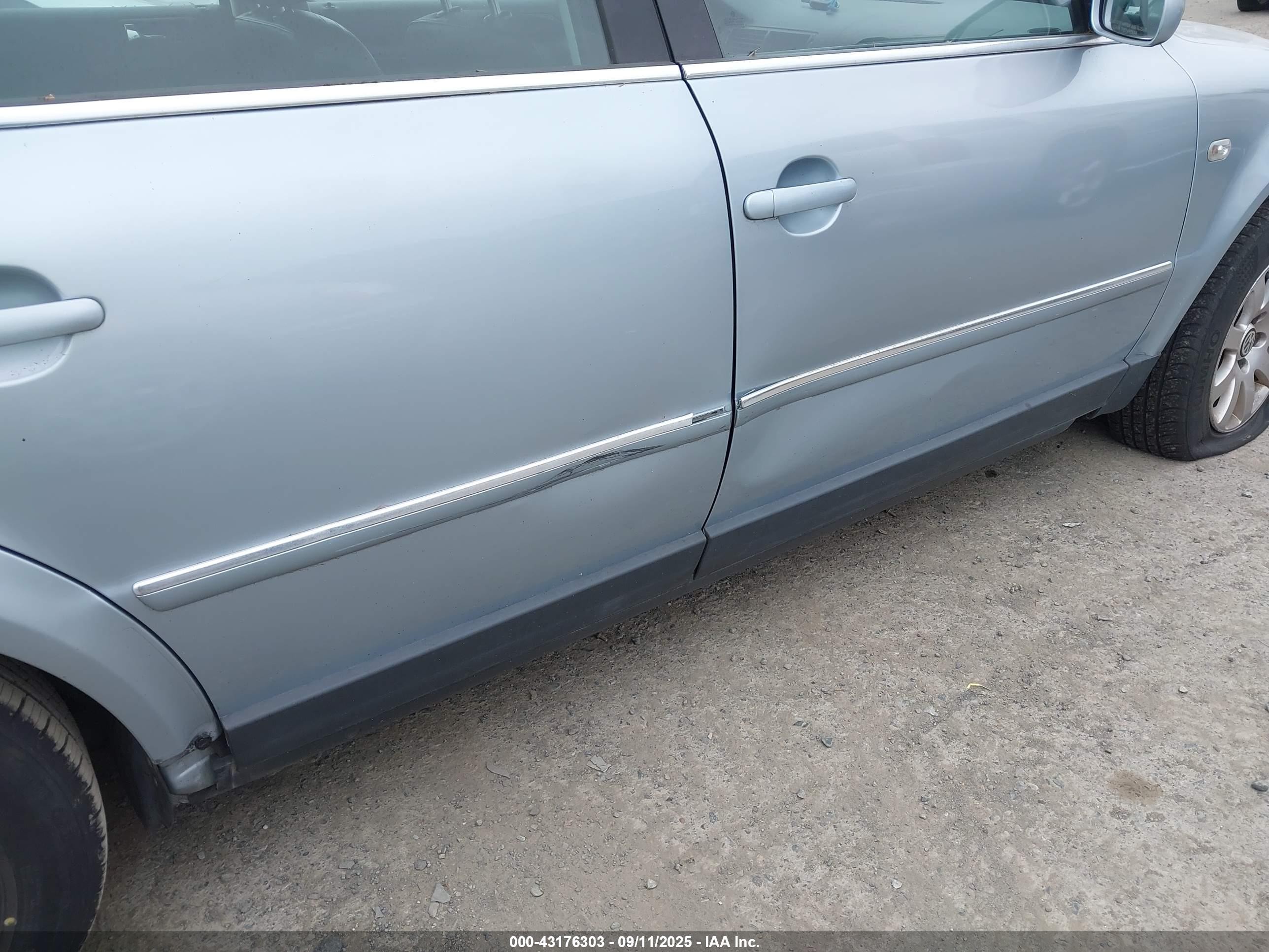 2001 Volkswagen Passat Gls Light Blue vin: WVWPD63B71P204547
