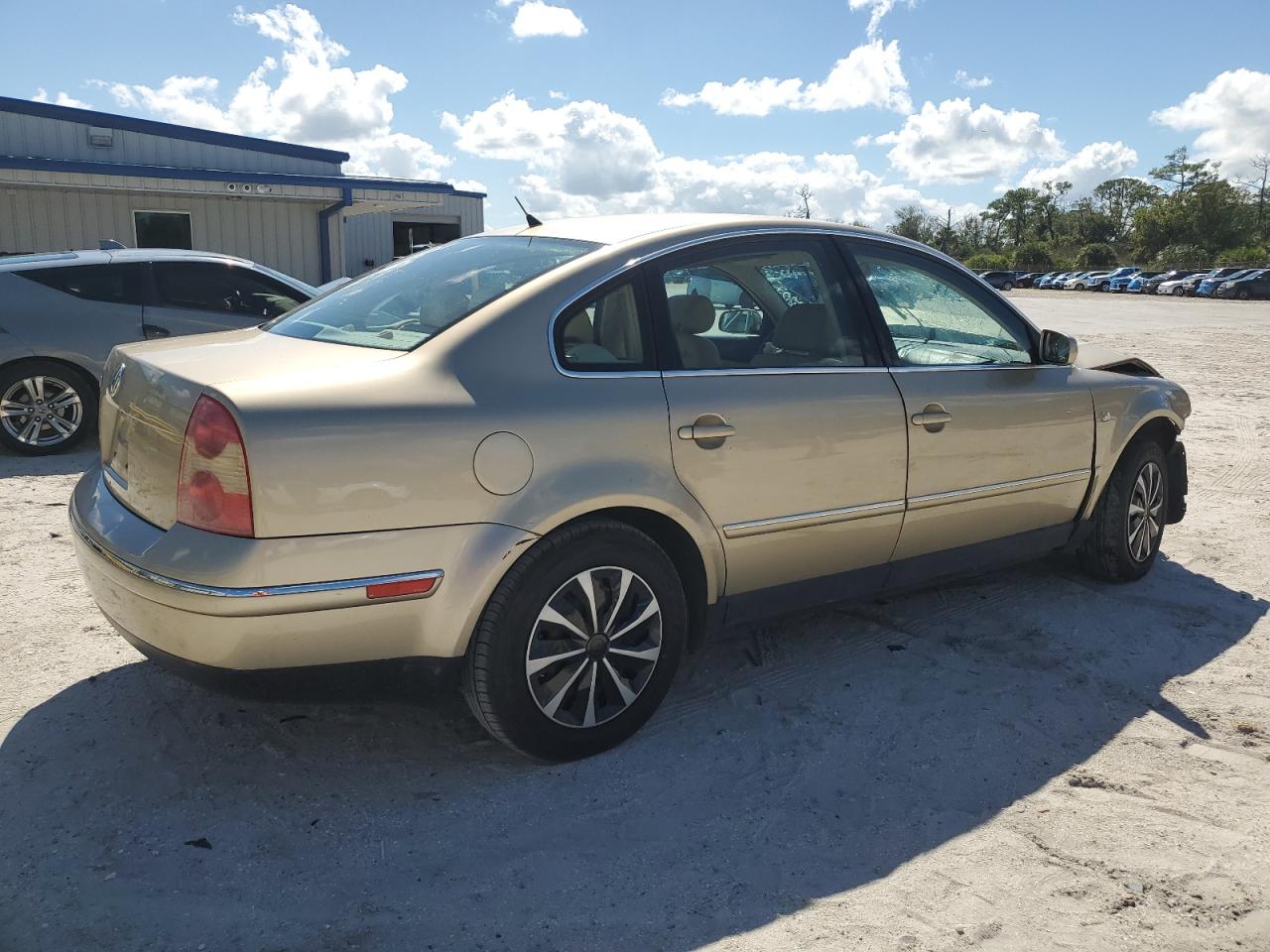 2002 Volkswagen Passat Gls Gold vin: WVWPD63B72P292372