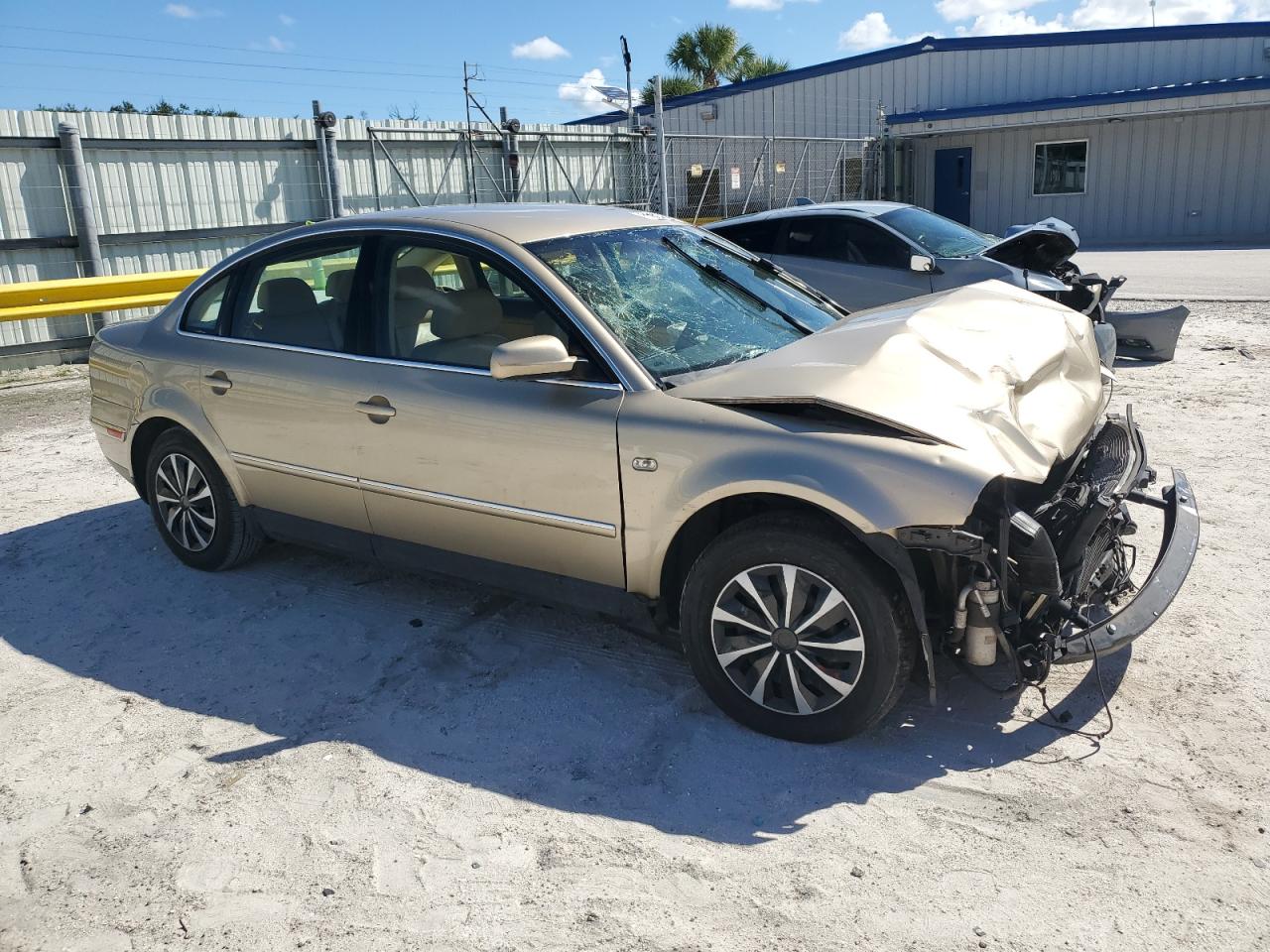 2002 Volkswagen Passat Gls Gold vin: WVWPD63B72P292372