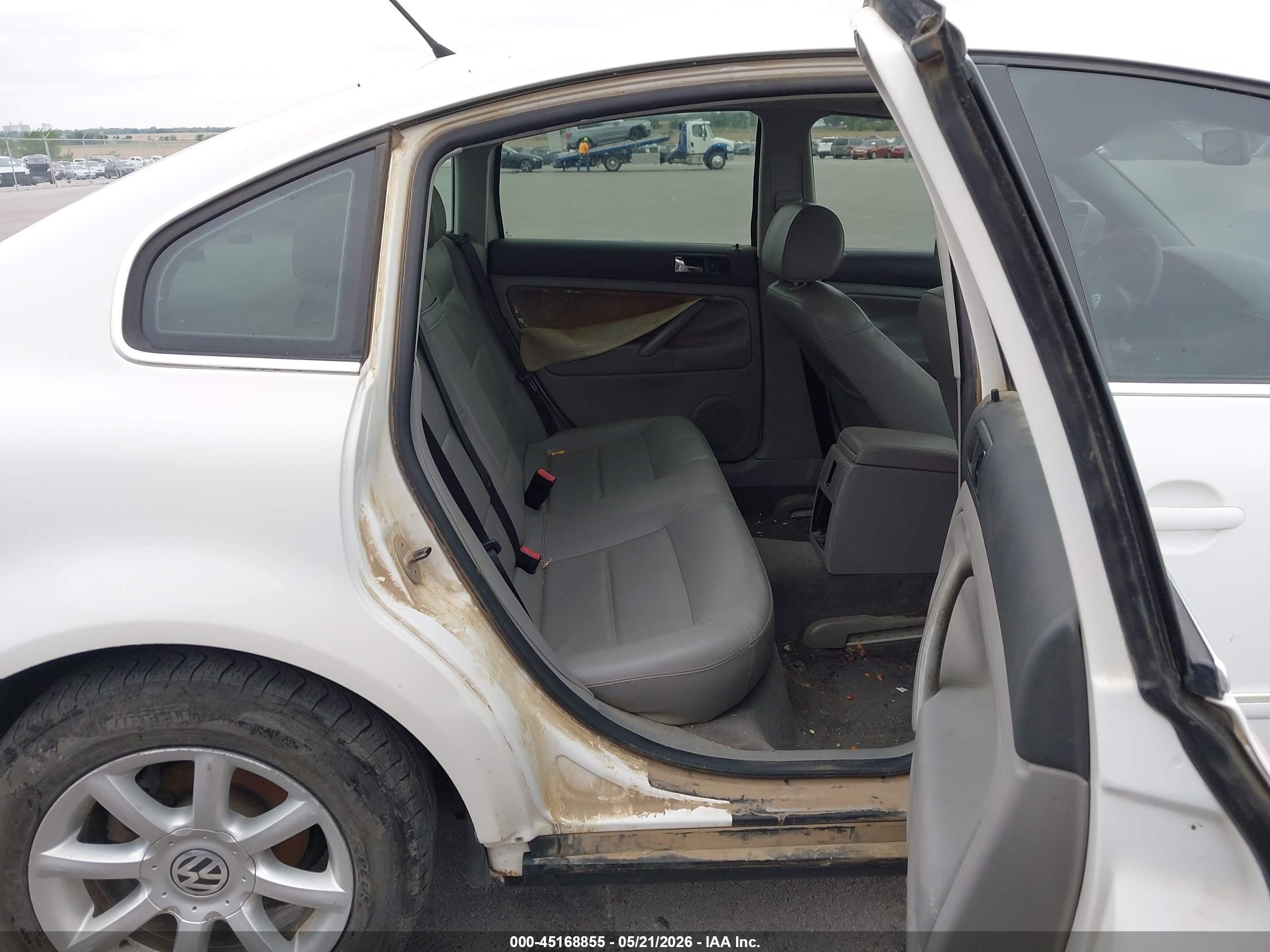 2004 Volkswagen Passat Gls White vin: WVWPD63B94E287575