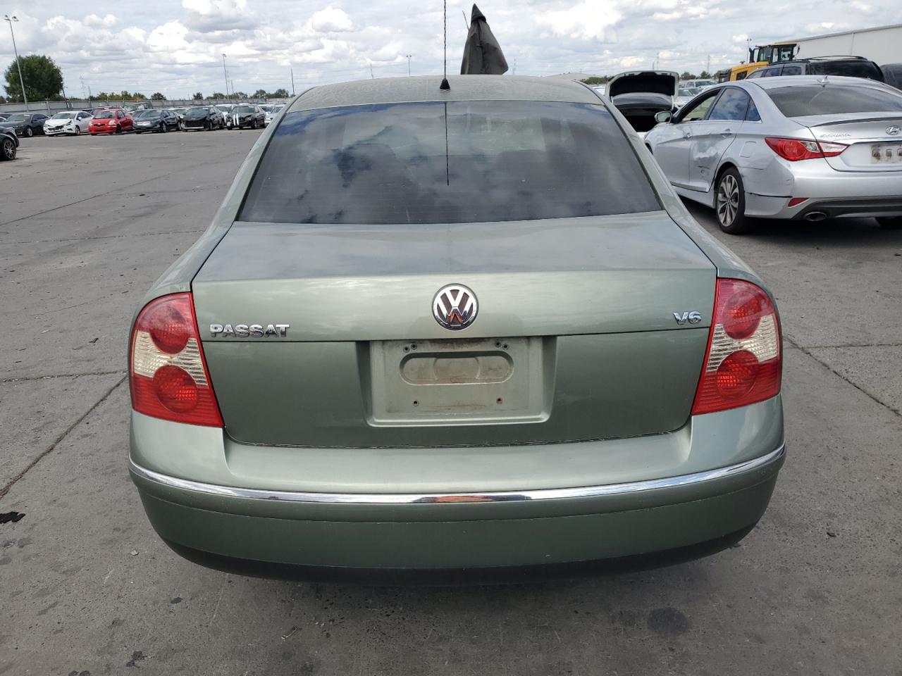 2001 Volkswagen Passat Gls Green vin: WVWPH63B71P072085