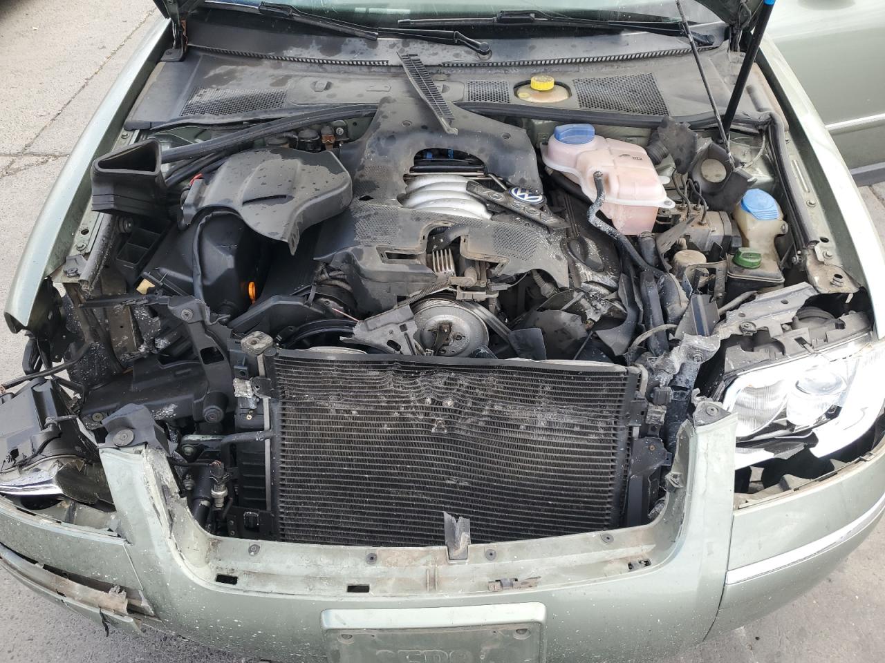 2001 Volkswagen Passat Gls Green vin: WVWPH63B71P072085