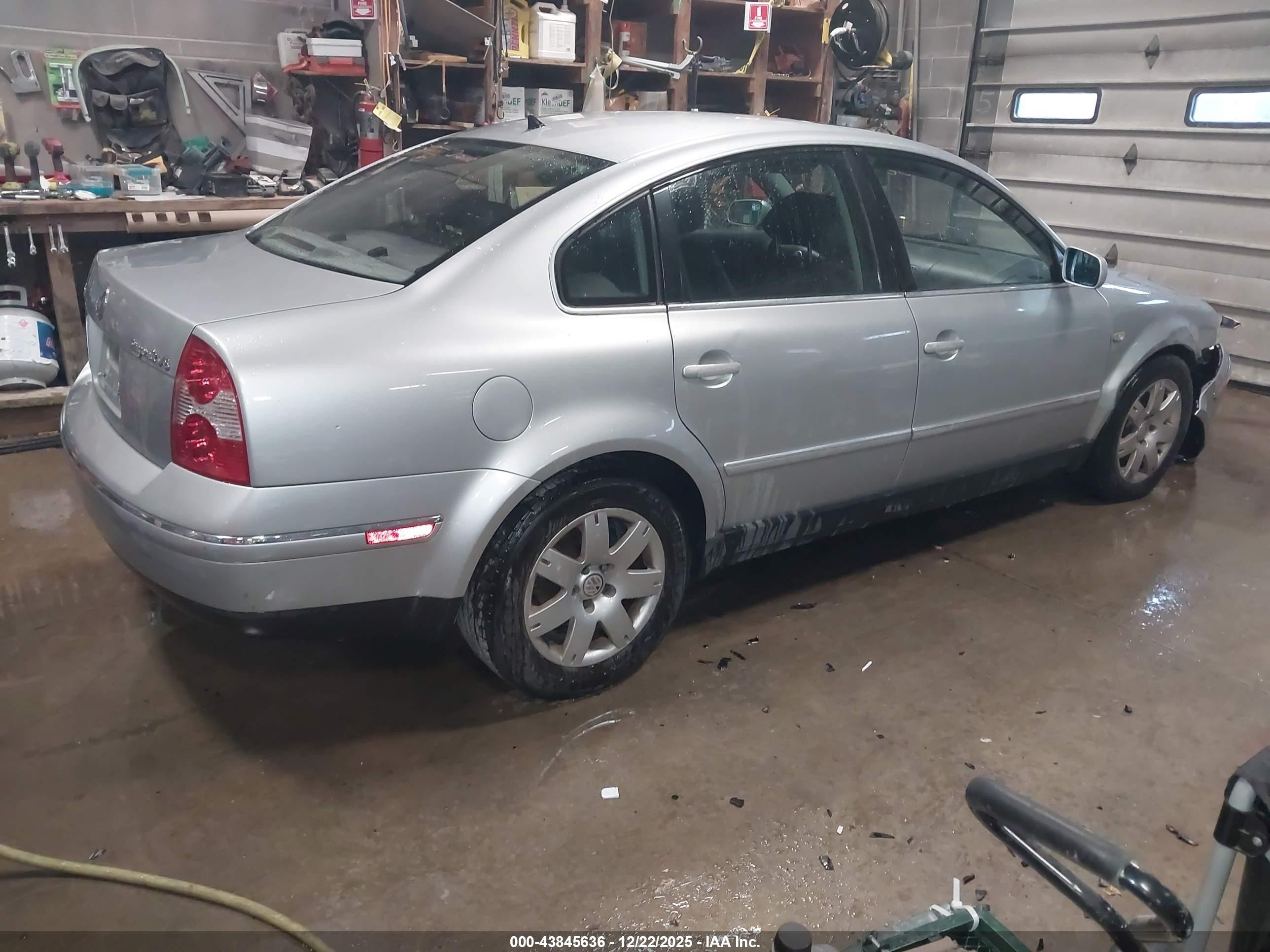 2002 Volkswagen Passat Glx Gray vin: WVWRH63B22P449366