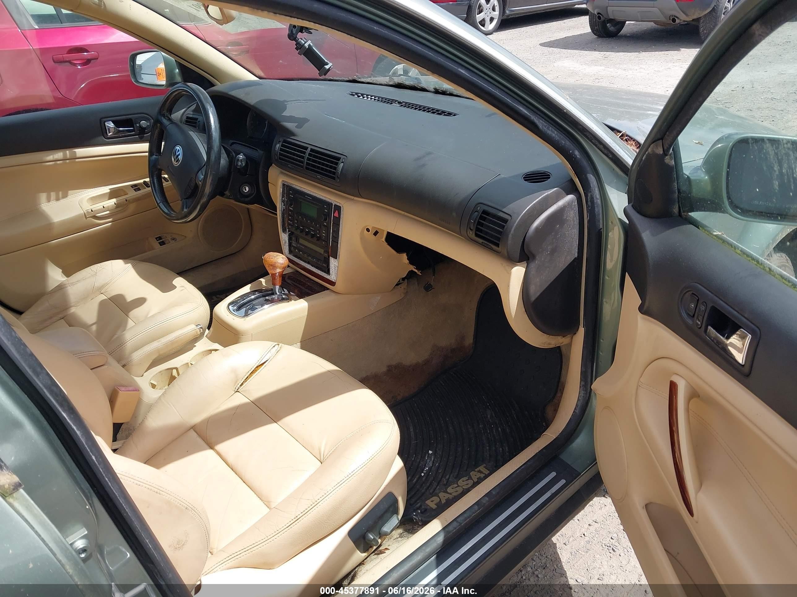 2002 Volkswagen Passat Glx Beige vin: WVWRH63B72P135826
