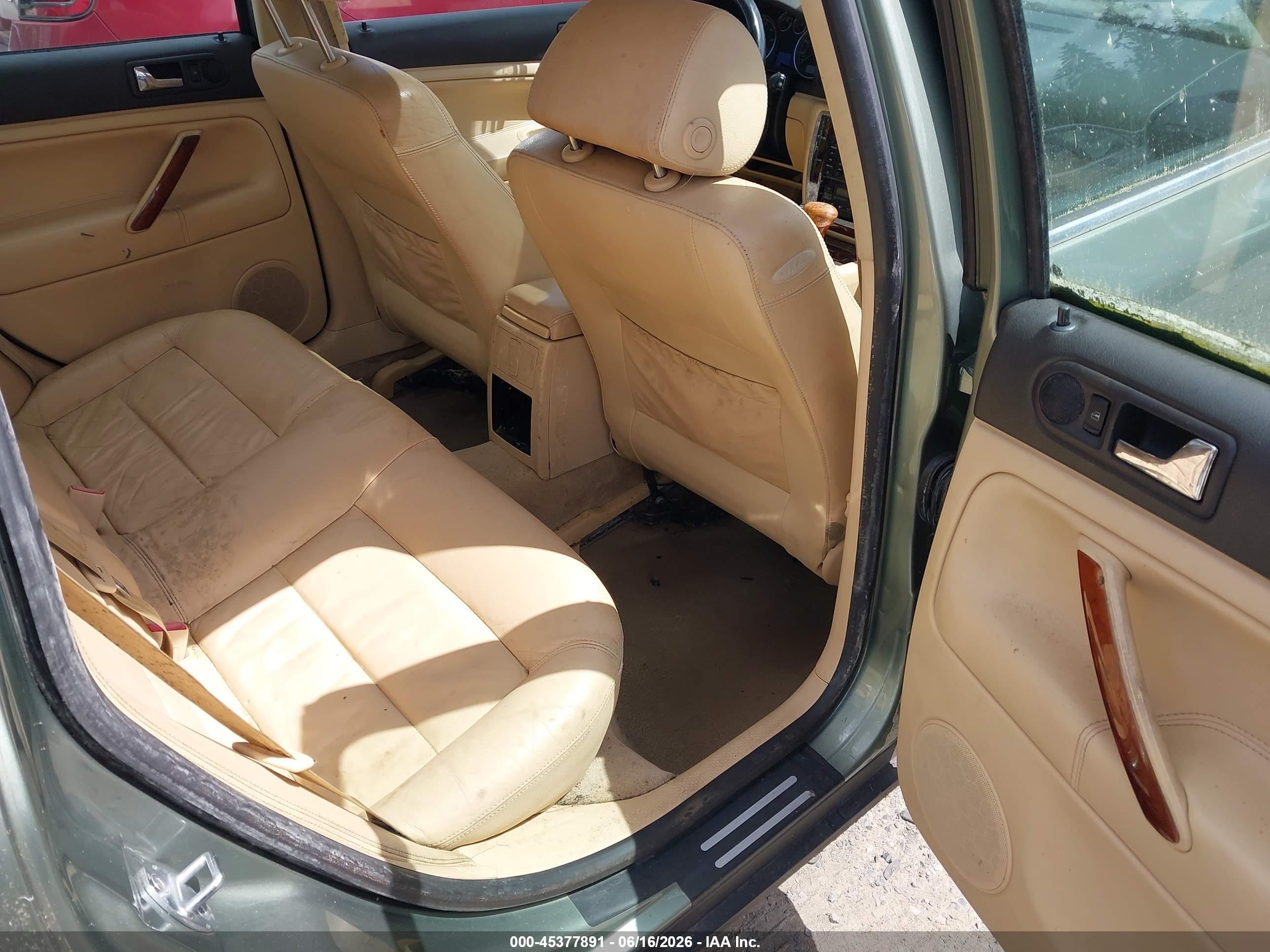 2002 Volkswagen Passat Glx Beige vin: WVWRH63B72P135826