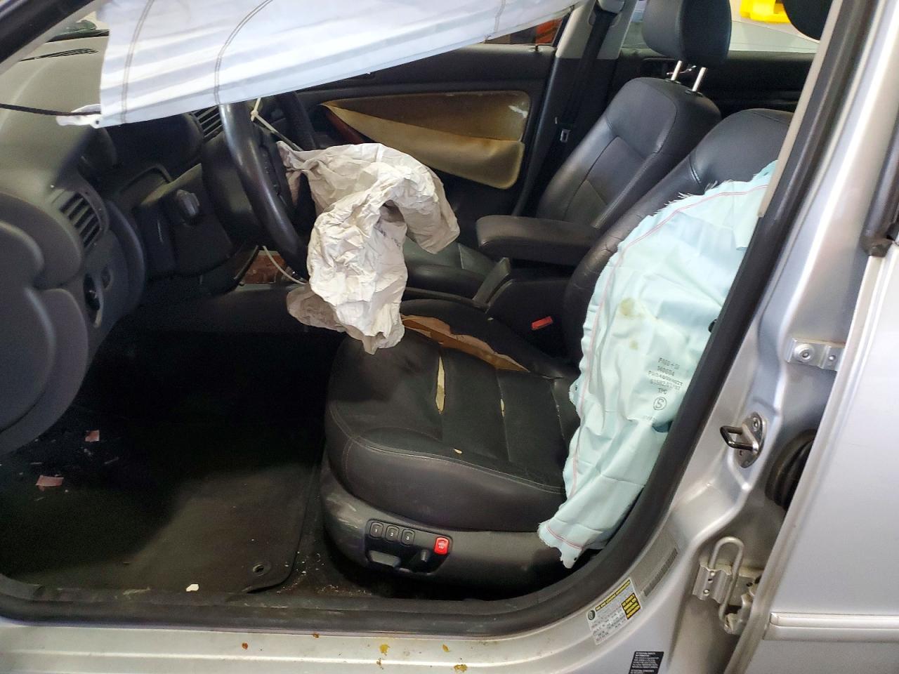 2004 Volkswagen Facade Silver vin: WVWRU63BX5P028270