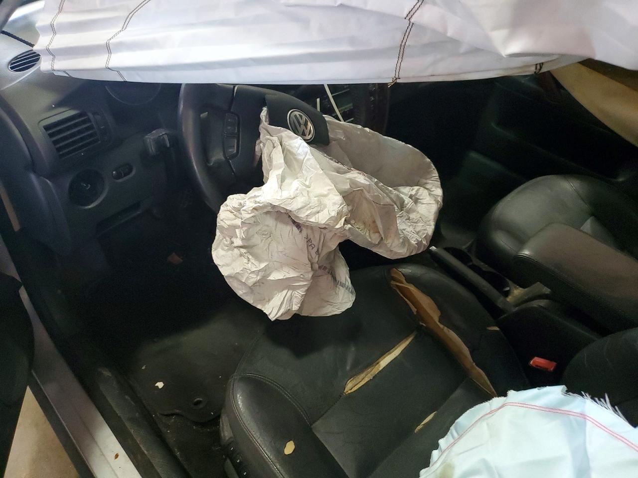 2004 Volkswagen Facade Silver vin: WVWRU63BX5P028270