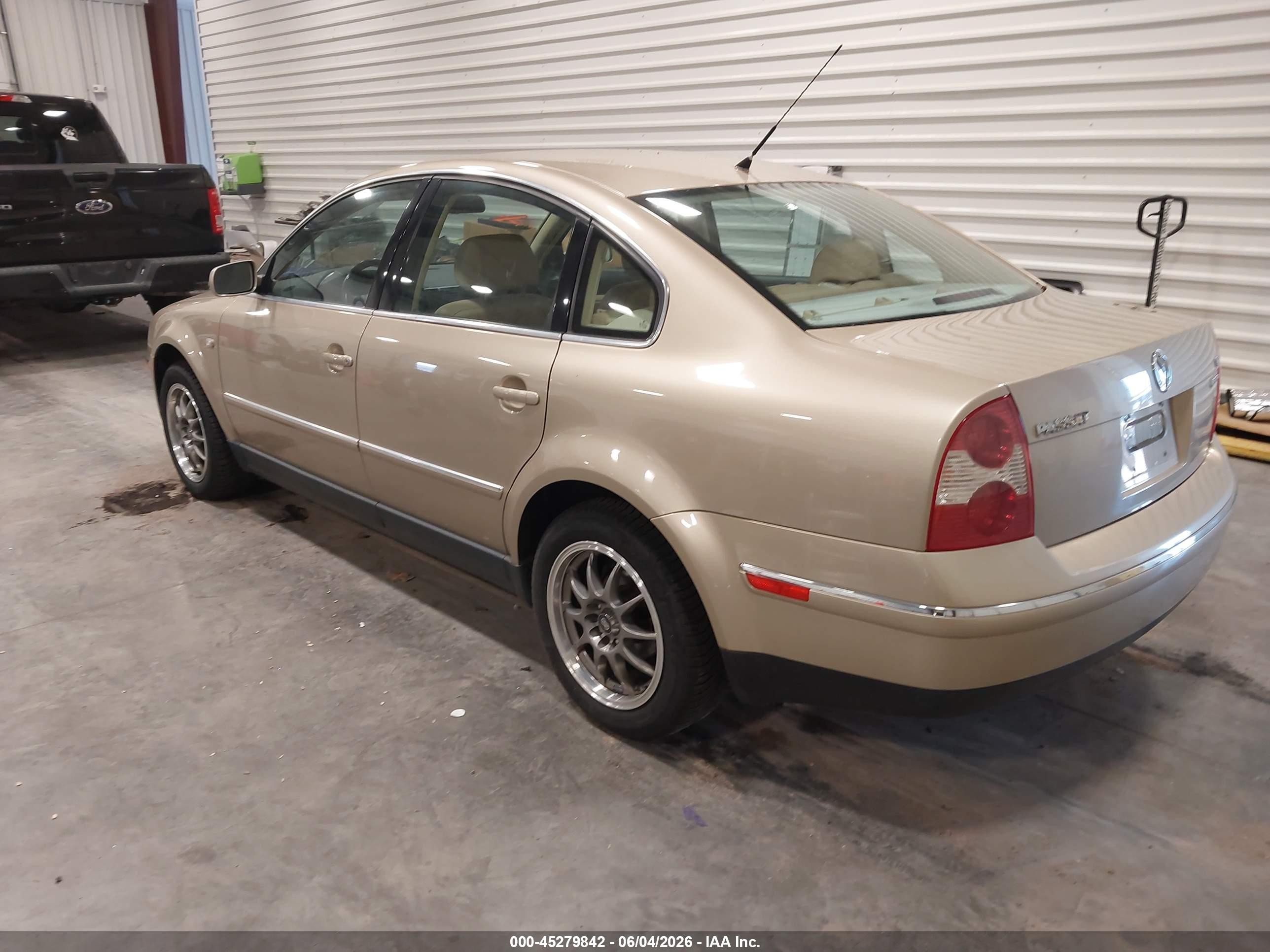2001 Volkswagen Passat Glx Gold vin: WVWTH63B51P294316