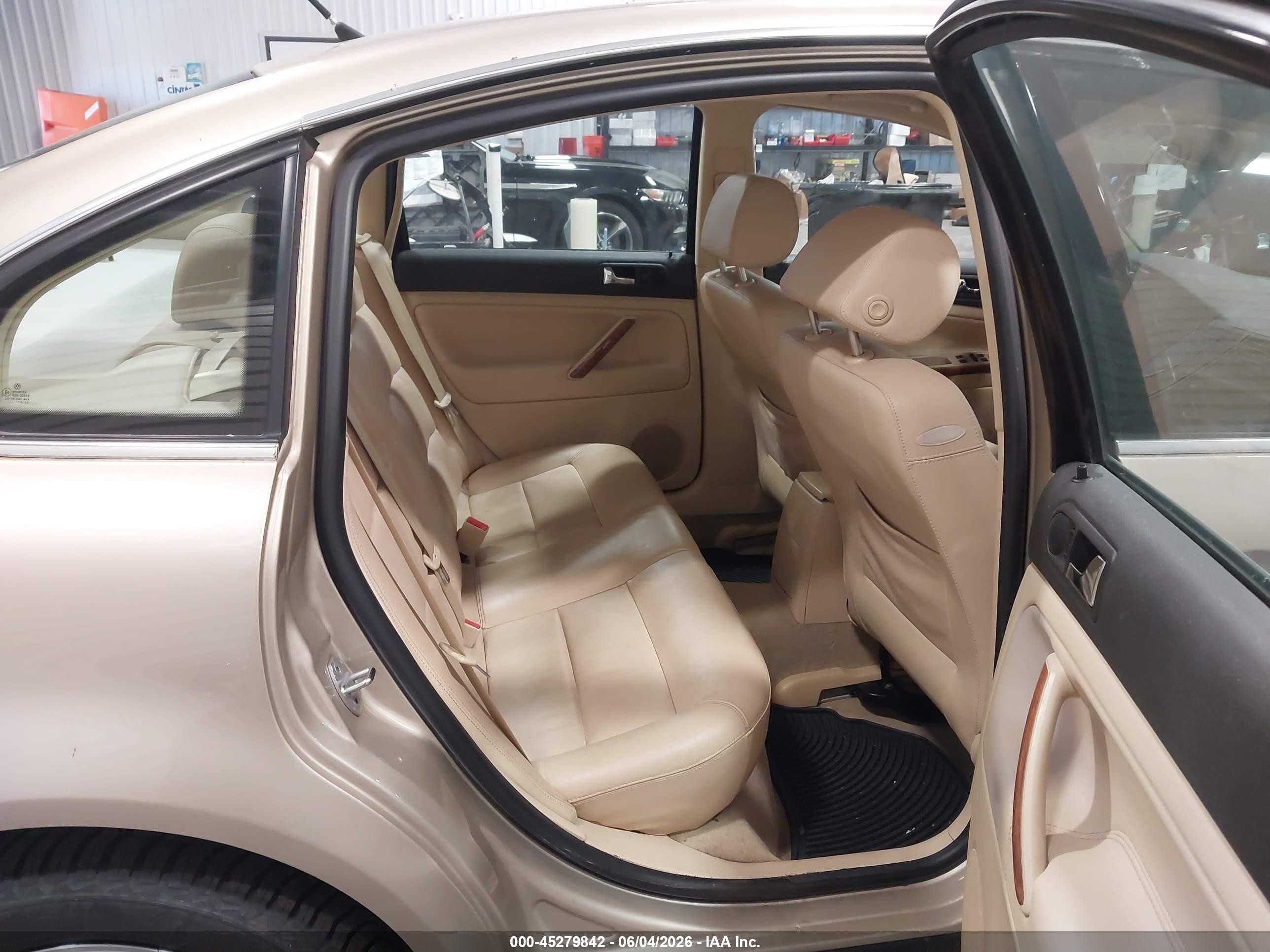 2001 Volkswagen Passat Glx Gold vin: WVWTH63B51P294316