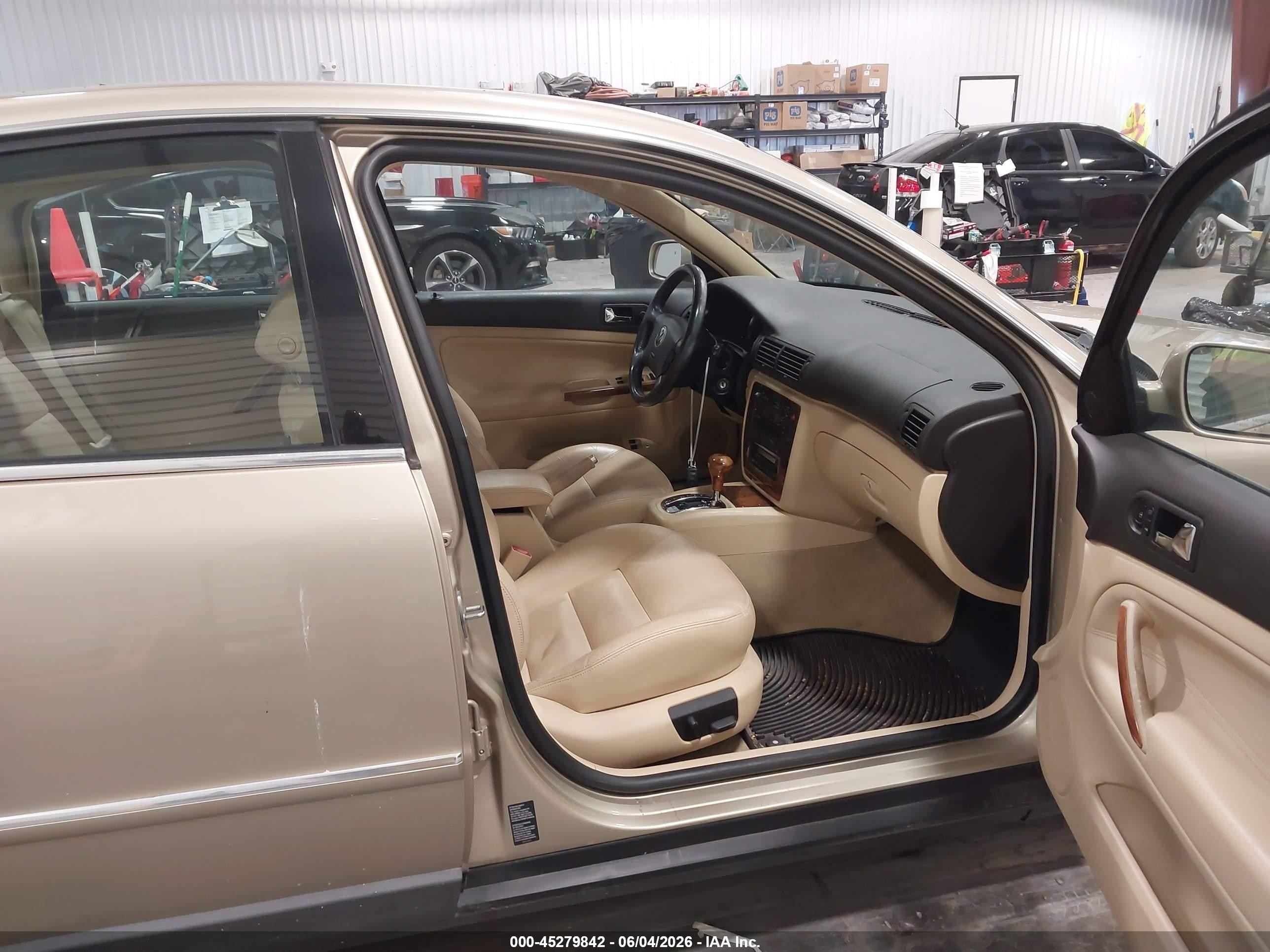2001 Volkswagen Passat Glx Gold vin: WVWTH63B51P294316