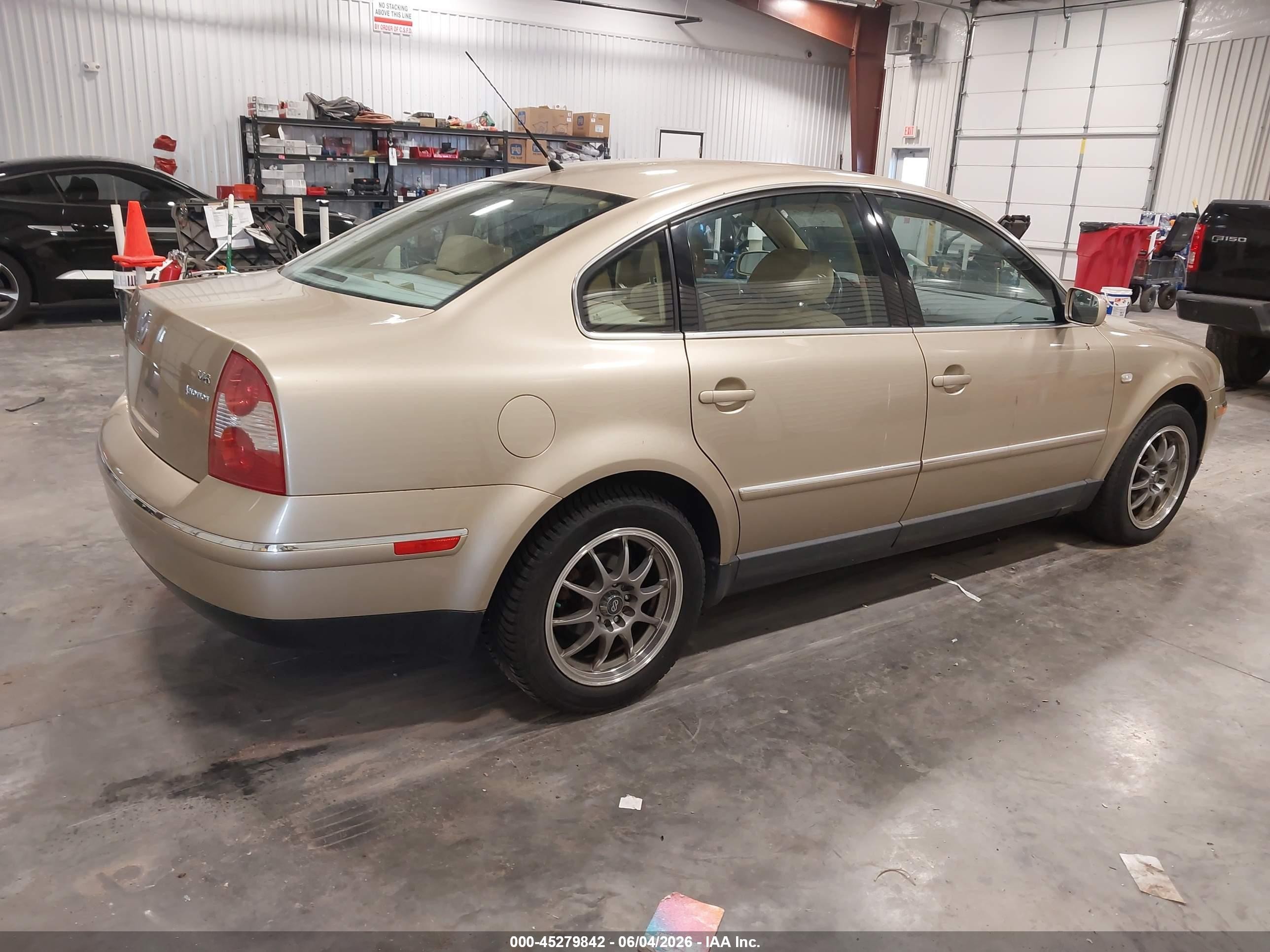 2001 Volkswagen Passat Glx Gold vin: WVWTH63B51P294316