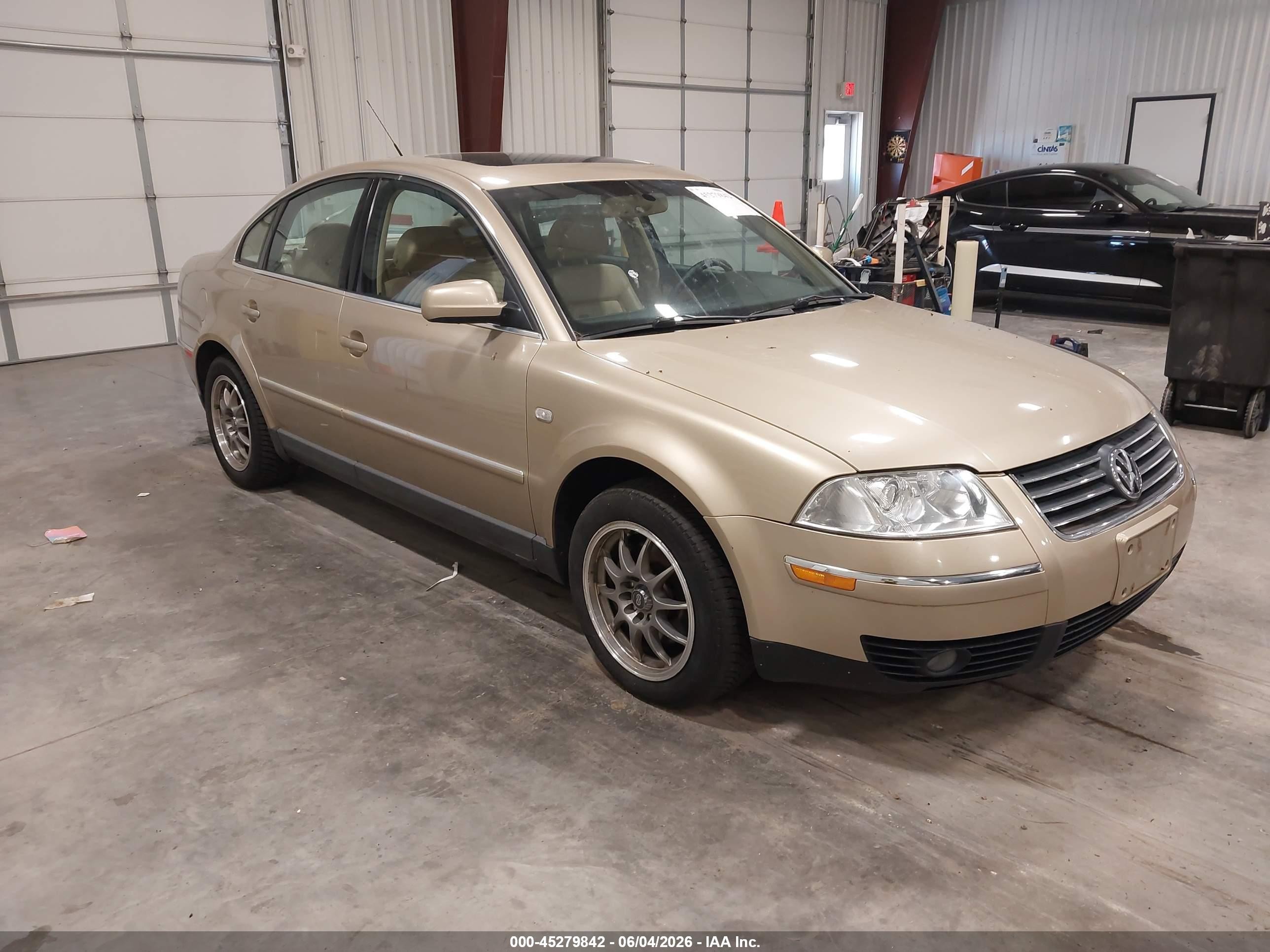 2001 Volkswagen Passat Glx Gold vin: WVWTH63B51P294316