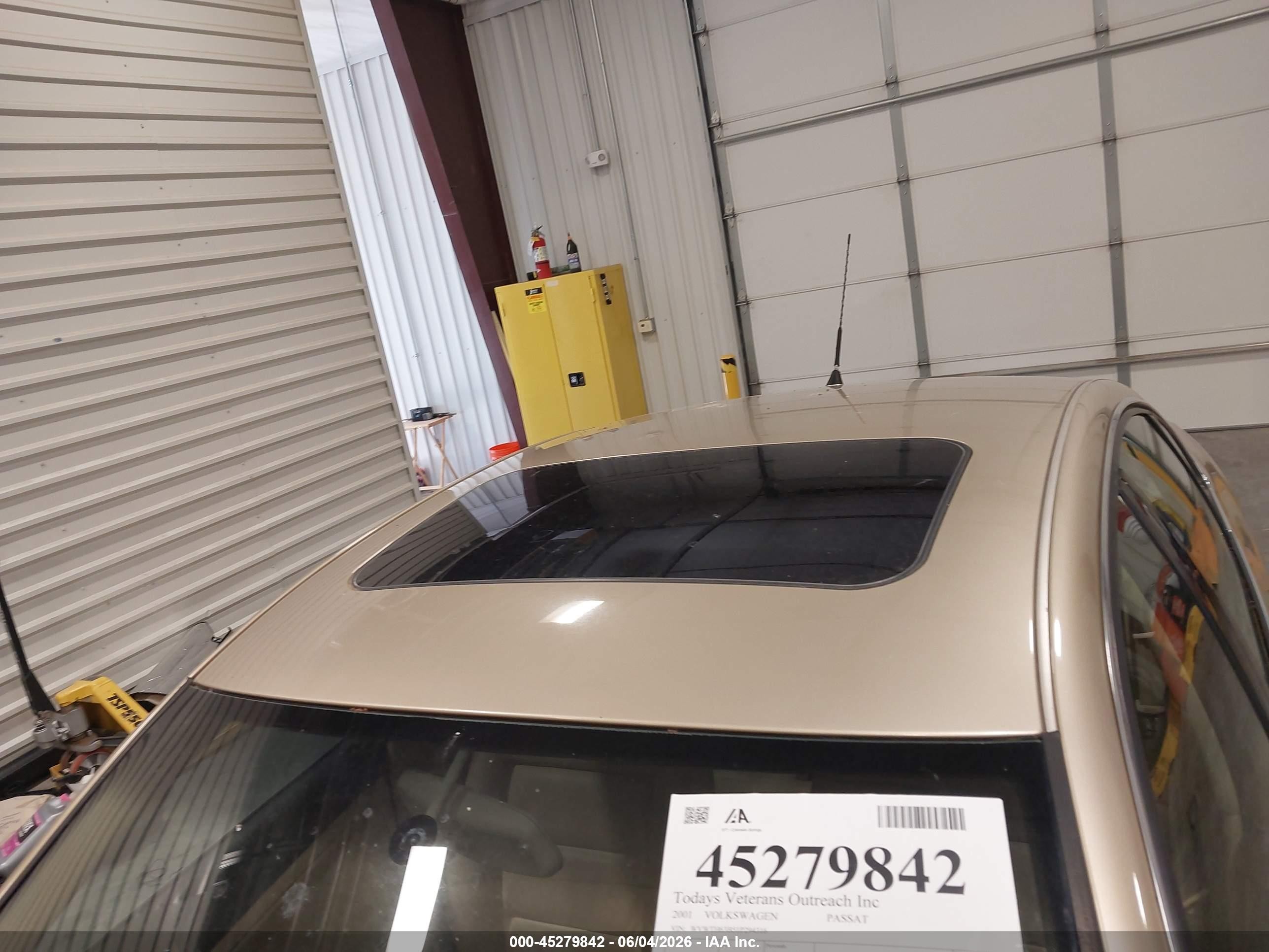 2001 Volkswagen Passat Glx Gold vin: WVWTH63B51P294316