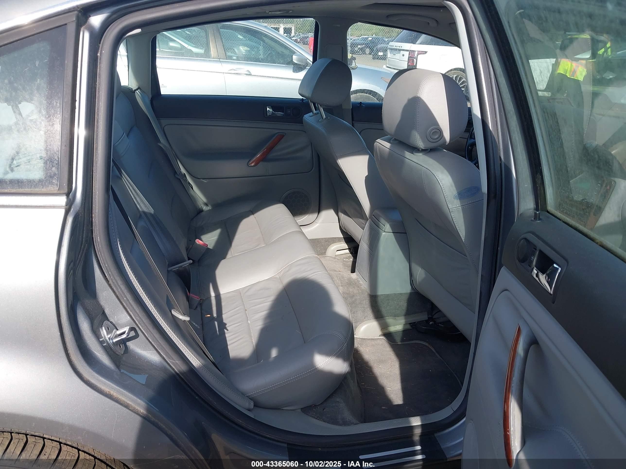2002 Volkswagen Passat Glx Silver vin: WVWTH63B92P182698