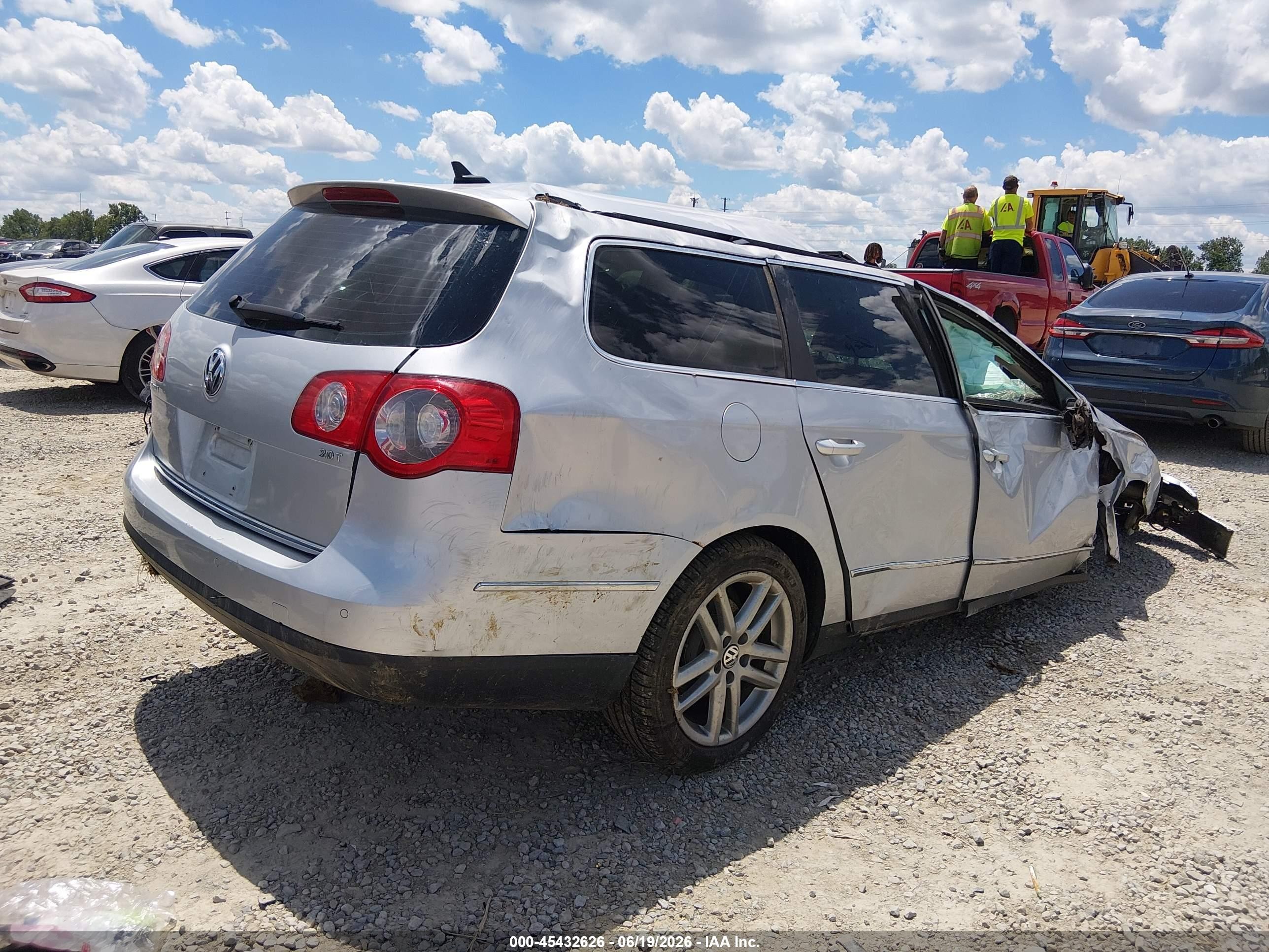 2008 Volkswagen Passat Lux Silver vin: WVWTK73C28E182224