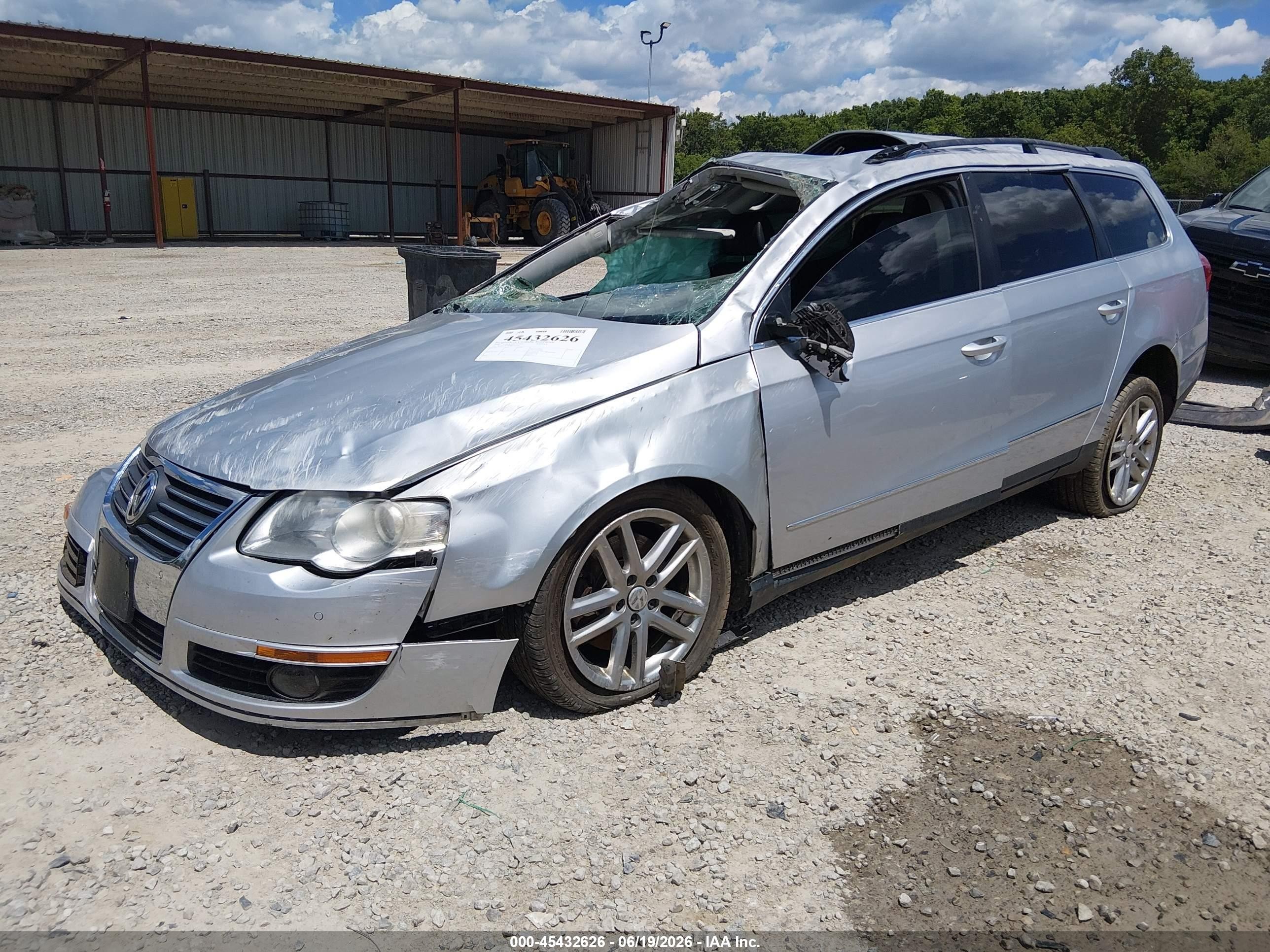 2008 Volkswagen Passat Lux Silver vin: WVWTK73C28E182224