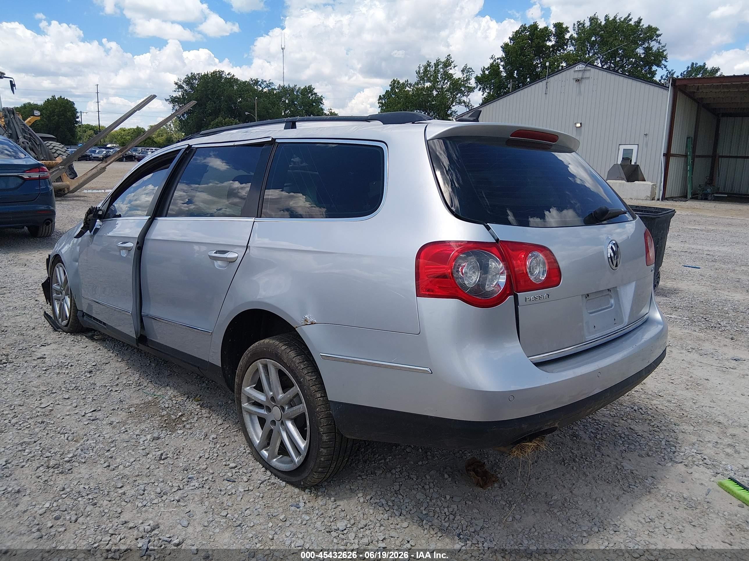 2008 Volkswagen Passat Lux Silver vin: WVWTK73C28E182224