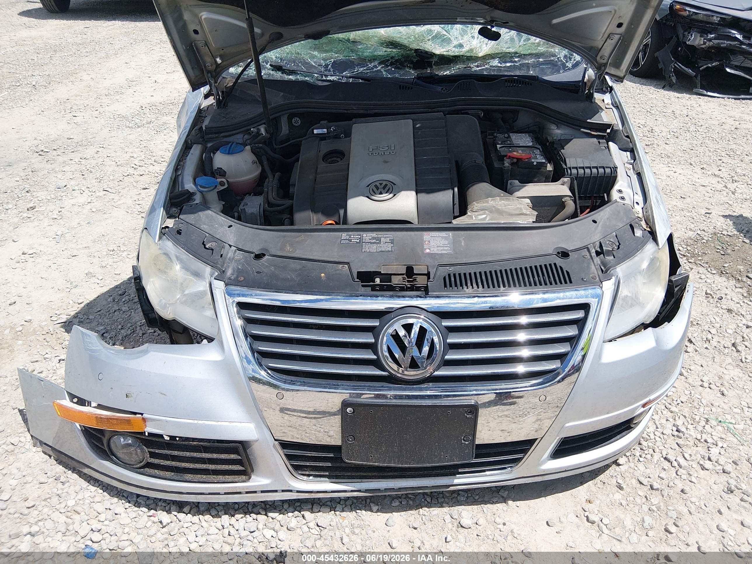 2008 Volkswagen Passat Lux Silver vin: WVWTK73C28E182224