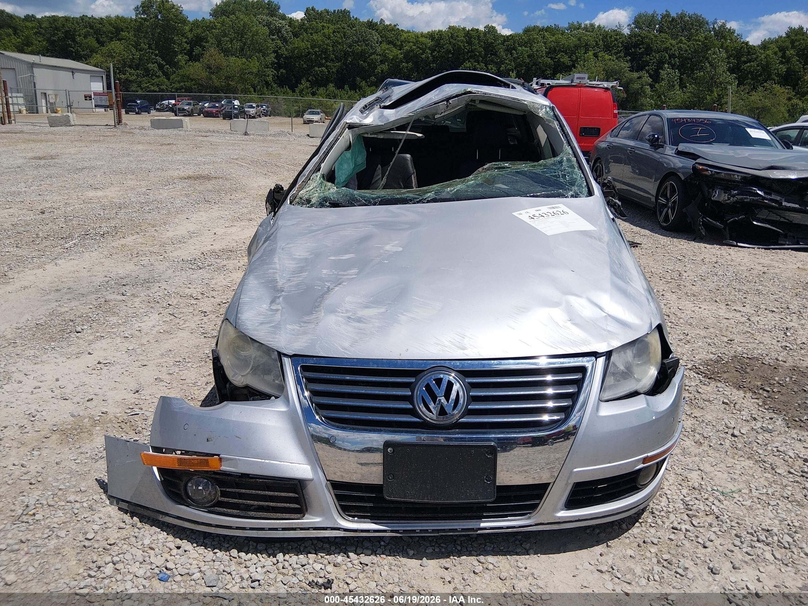 2008 Volkswagen Passat Lux Silver vin: WVWTK73C28E182224