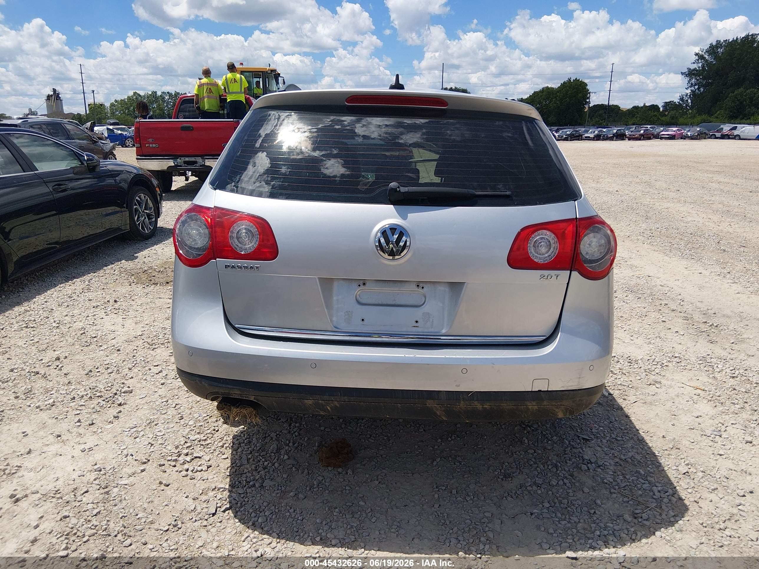 2008 Volkswagen Passat Lux Silver vin: WVWTK73C28E182224