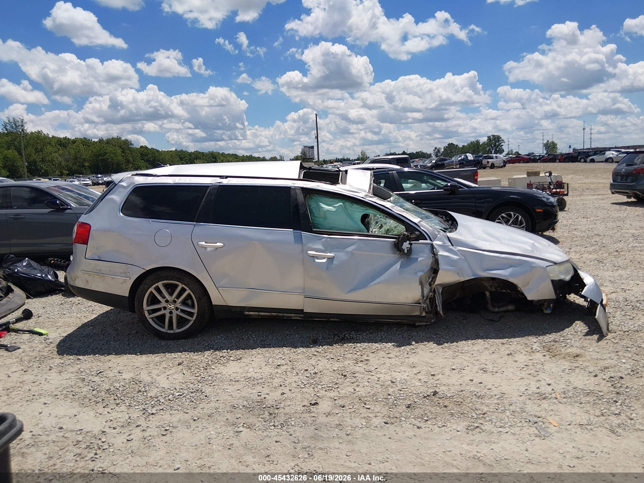 2008 Volkswagen Passat Lux Silver vin: WVWTK73C28E182224