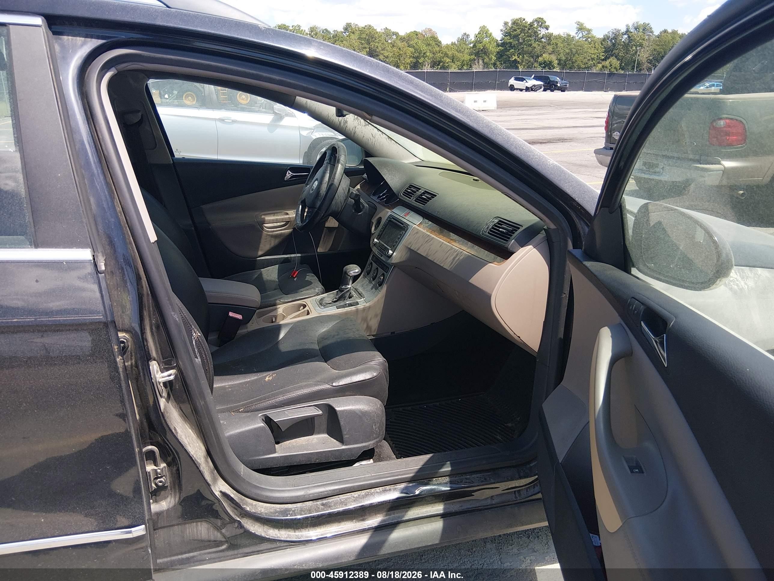 2008 Volkswagen Passat Lux Black vin: WVWTK73C78E163880