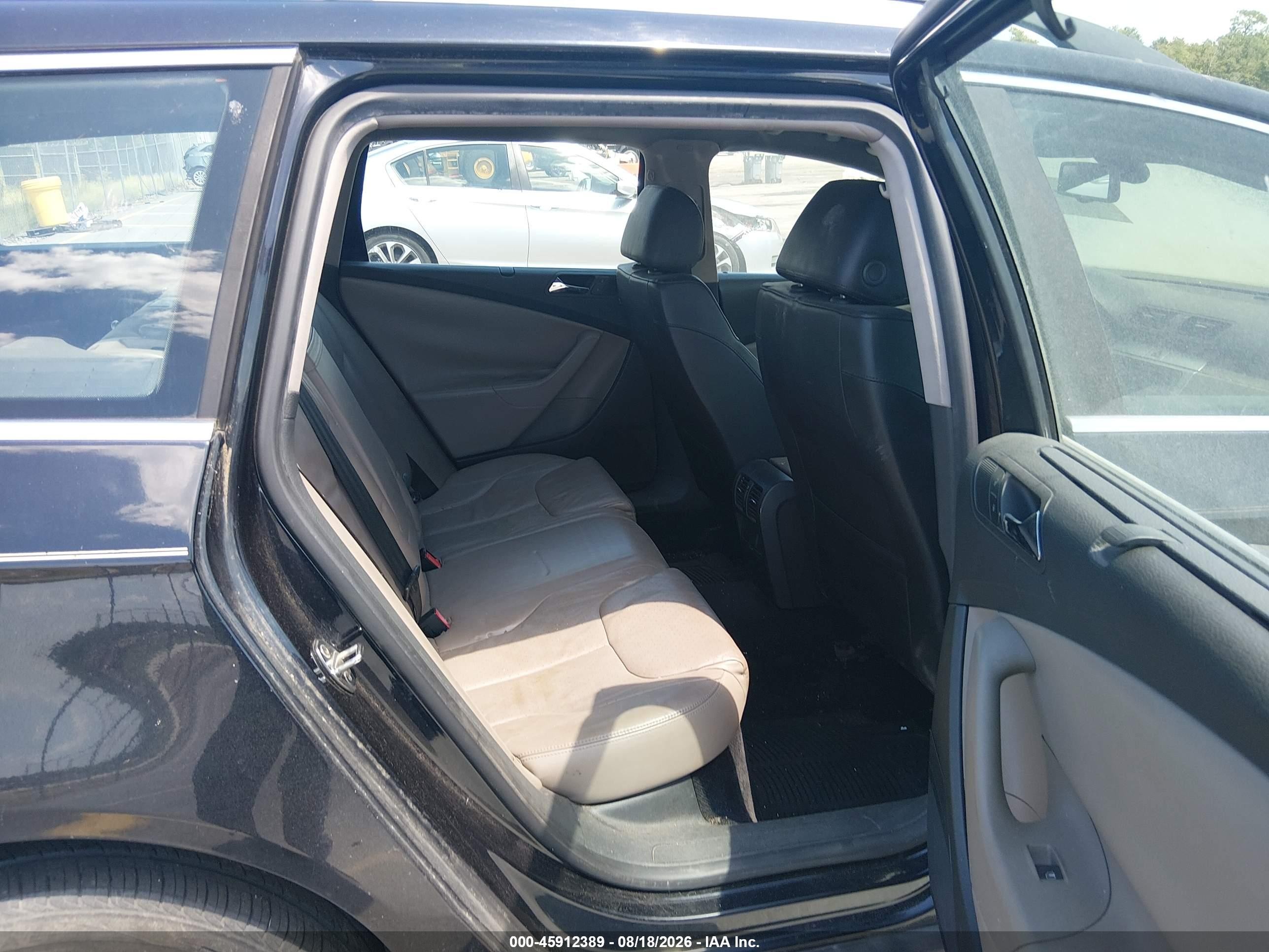 2008 Volkswagen Passat Lux Black vin: WVWTK73C78E163880